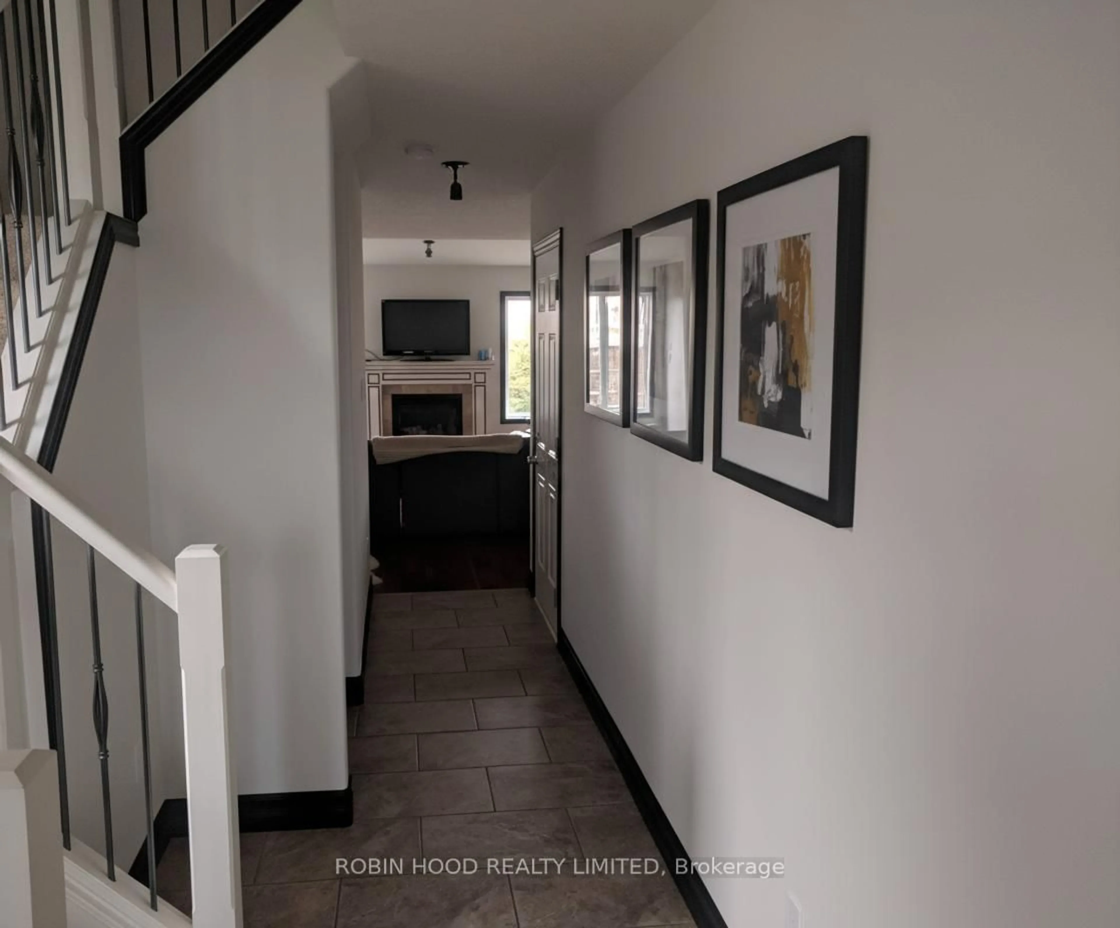 Indoor foyer for 2701 Bateman Tr, London South Ontario N6L 0A9