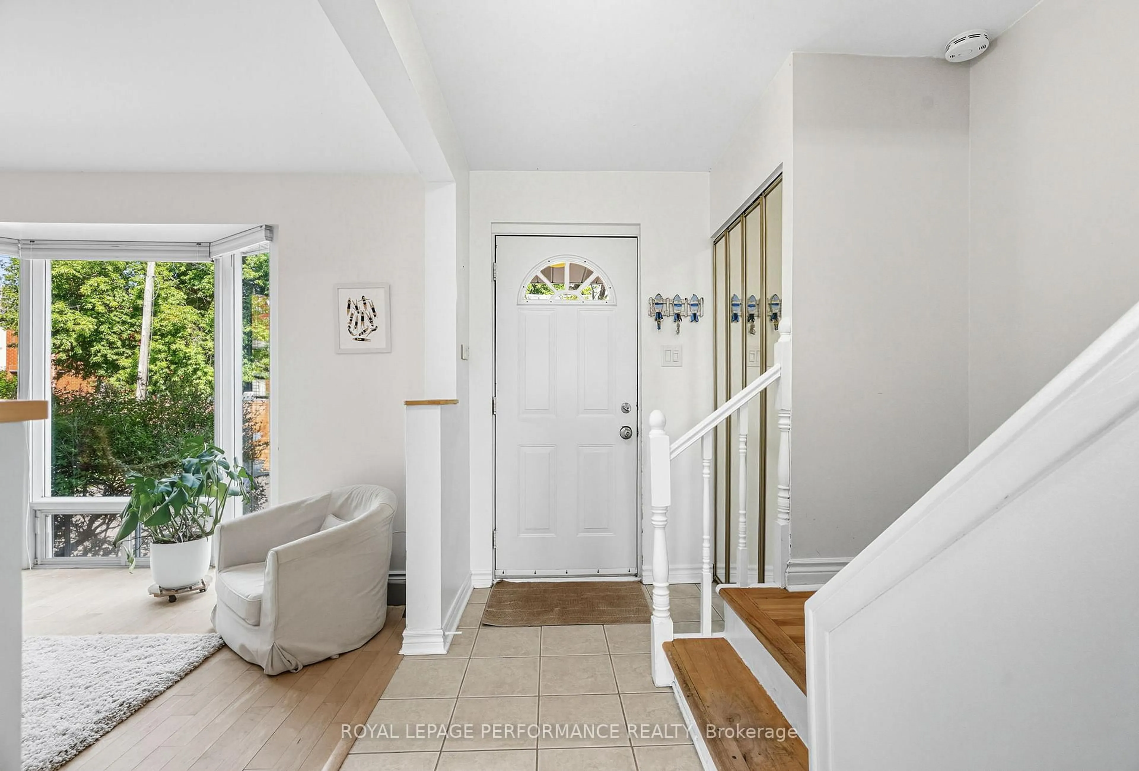 Indoor entryway for 196 Kipp St, Ottawa Ontario K1S 4J1