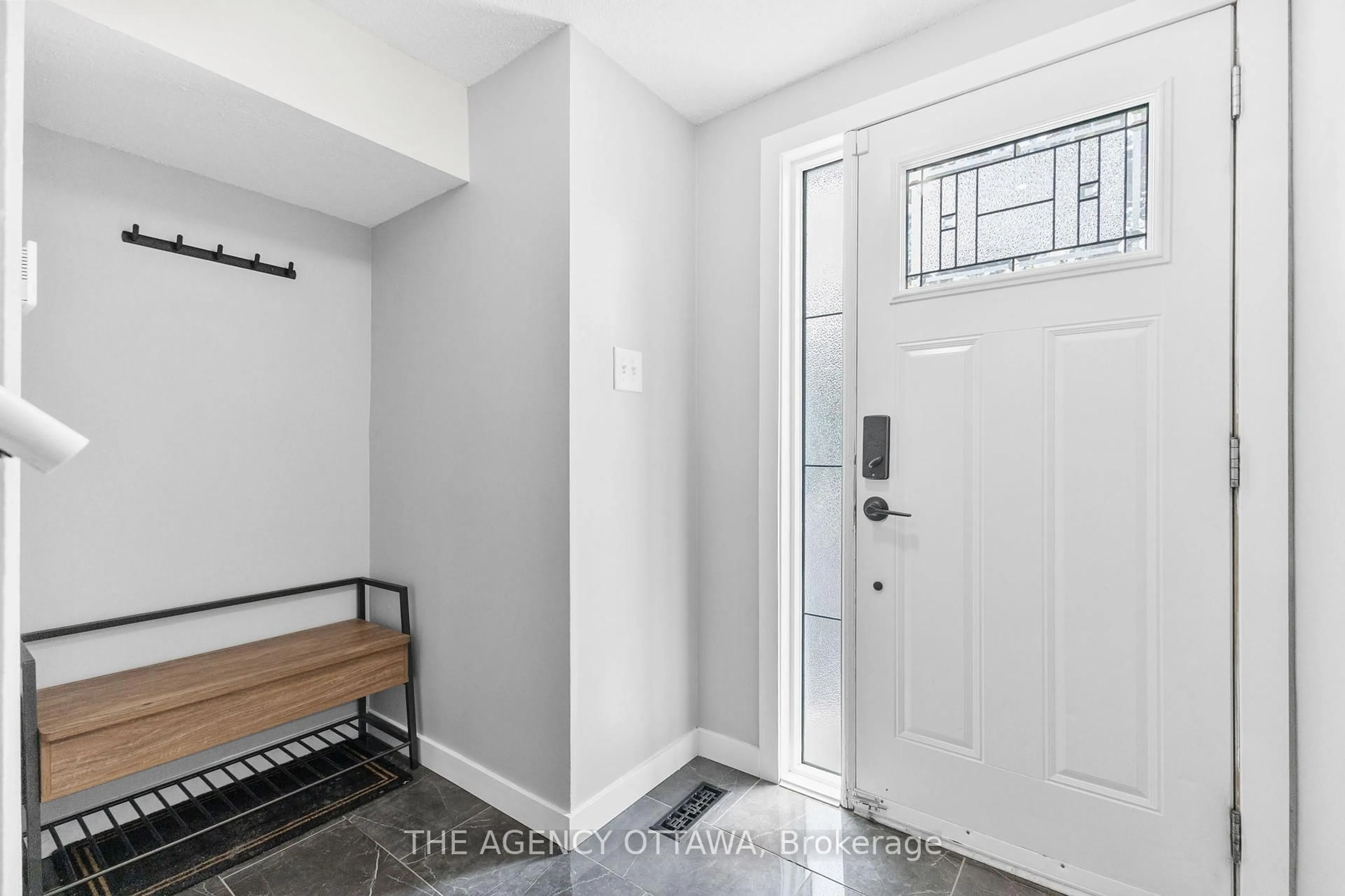Indoor entryway for 602 Seyton Dr, Ottawa Ontario K2H 7X5
