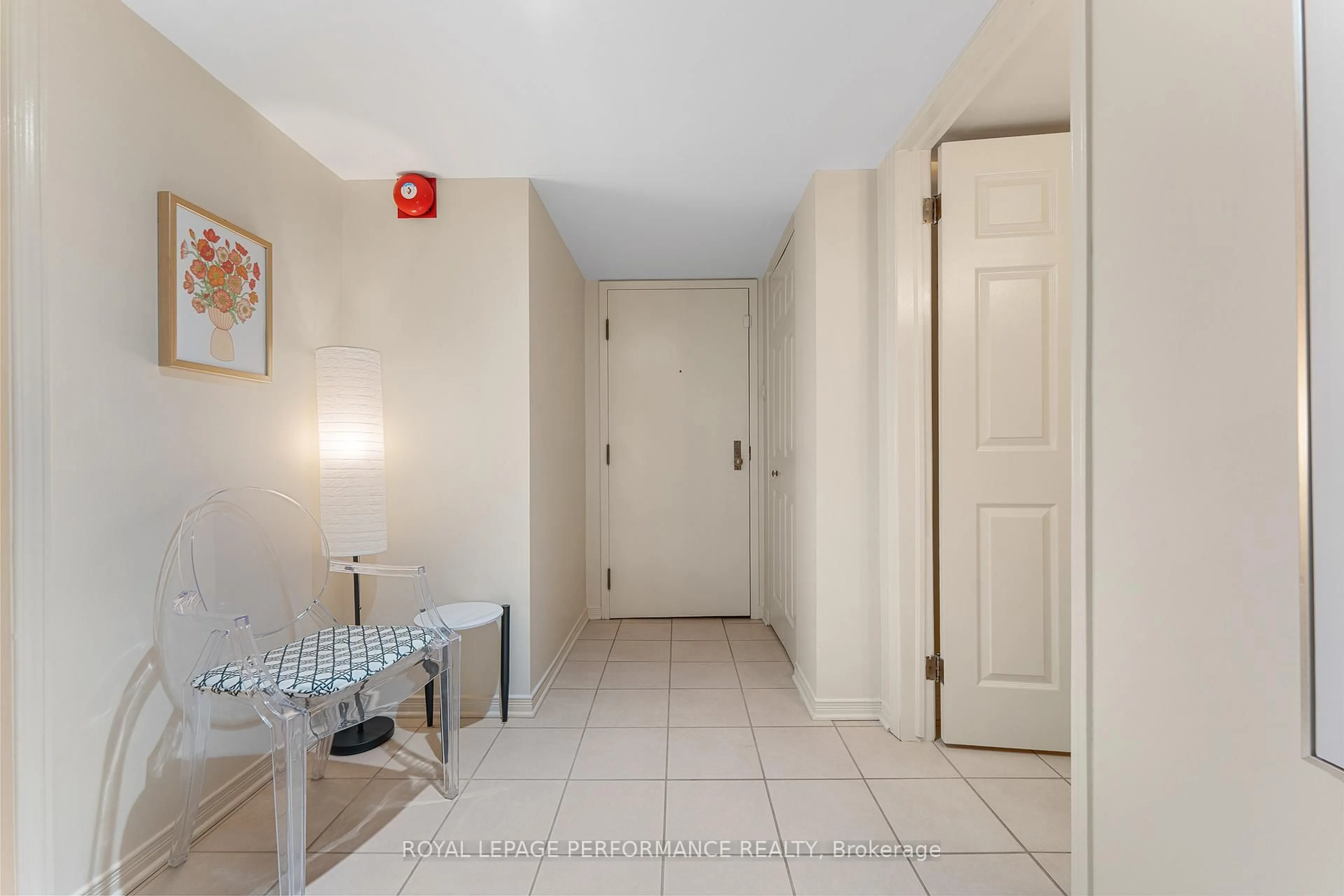 Indoor entryway for 310 Crichton St #104, Ottawa Ontario K1M 1W5