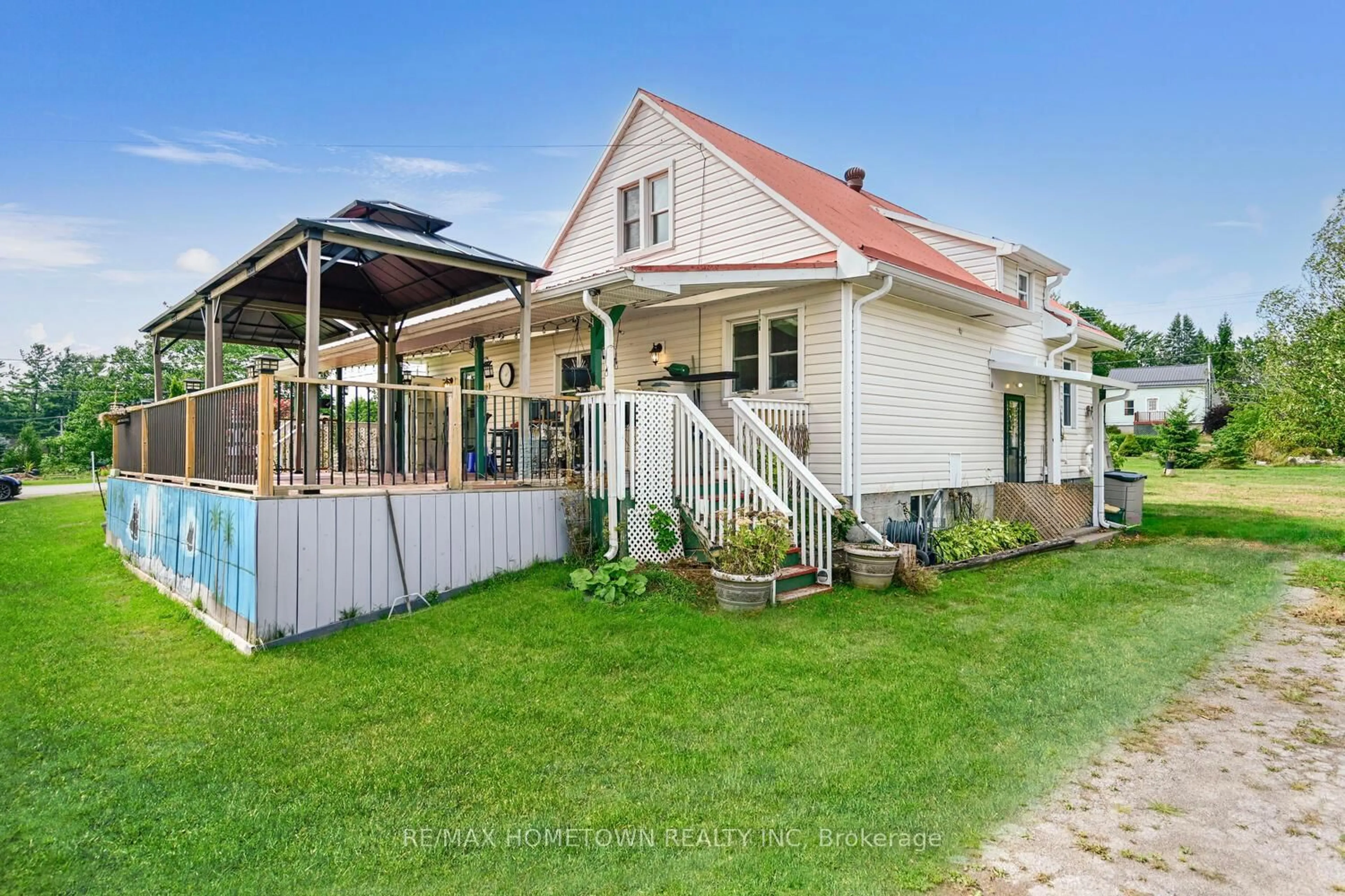A pic from outside/outdoor area/front of a property/back of a property/a pic from drone, street for 9 and 7 Richmond St, Augusta Ontario K0E 1P0