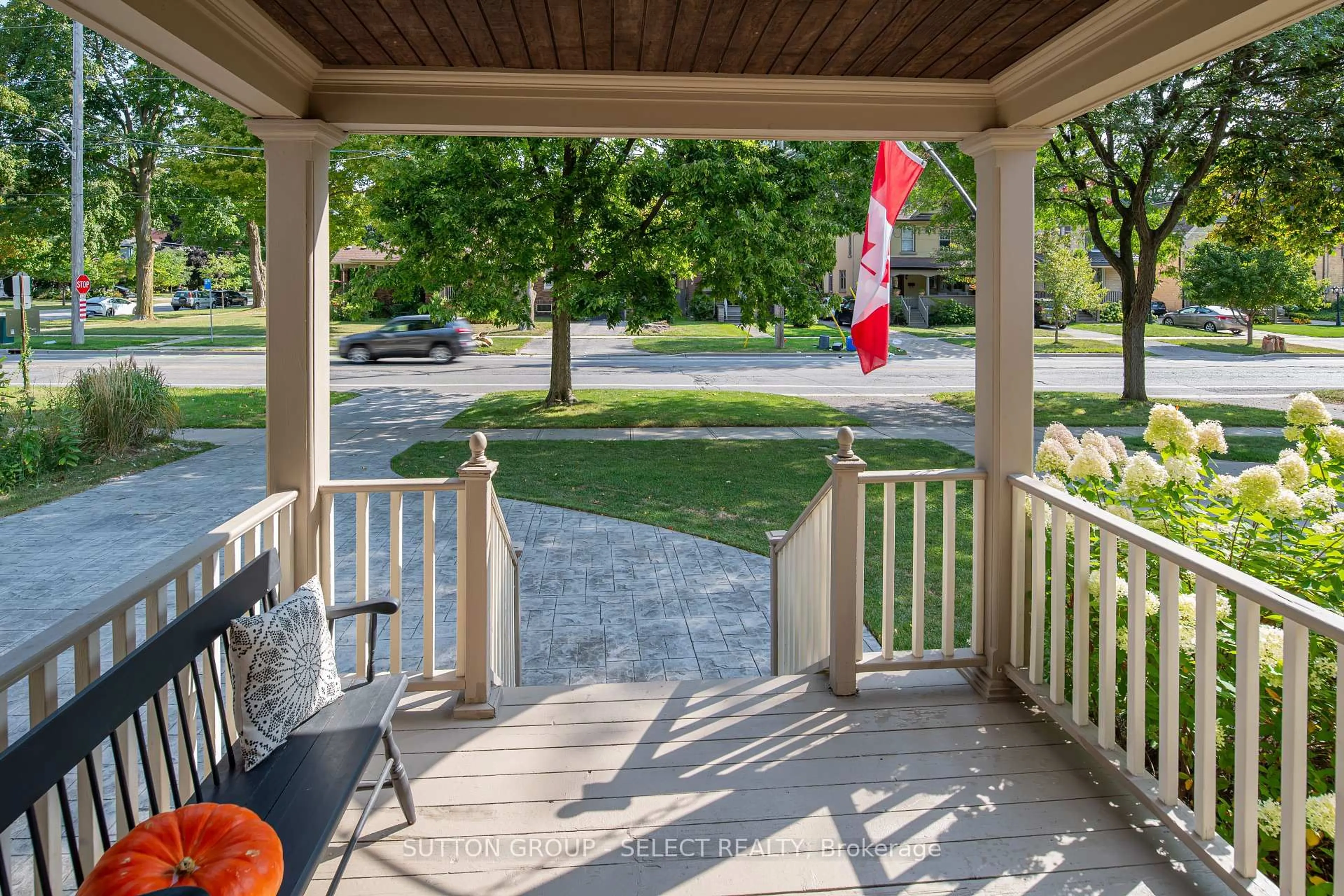 Patio, street for 871 COLBORNE St, London East Ontario N6A 4A1