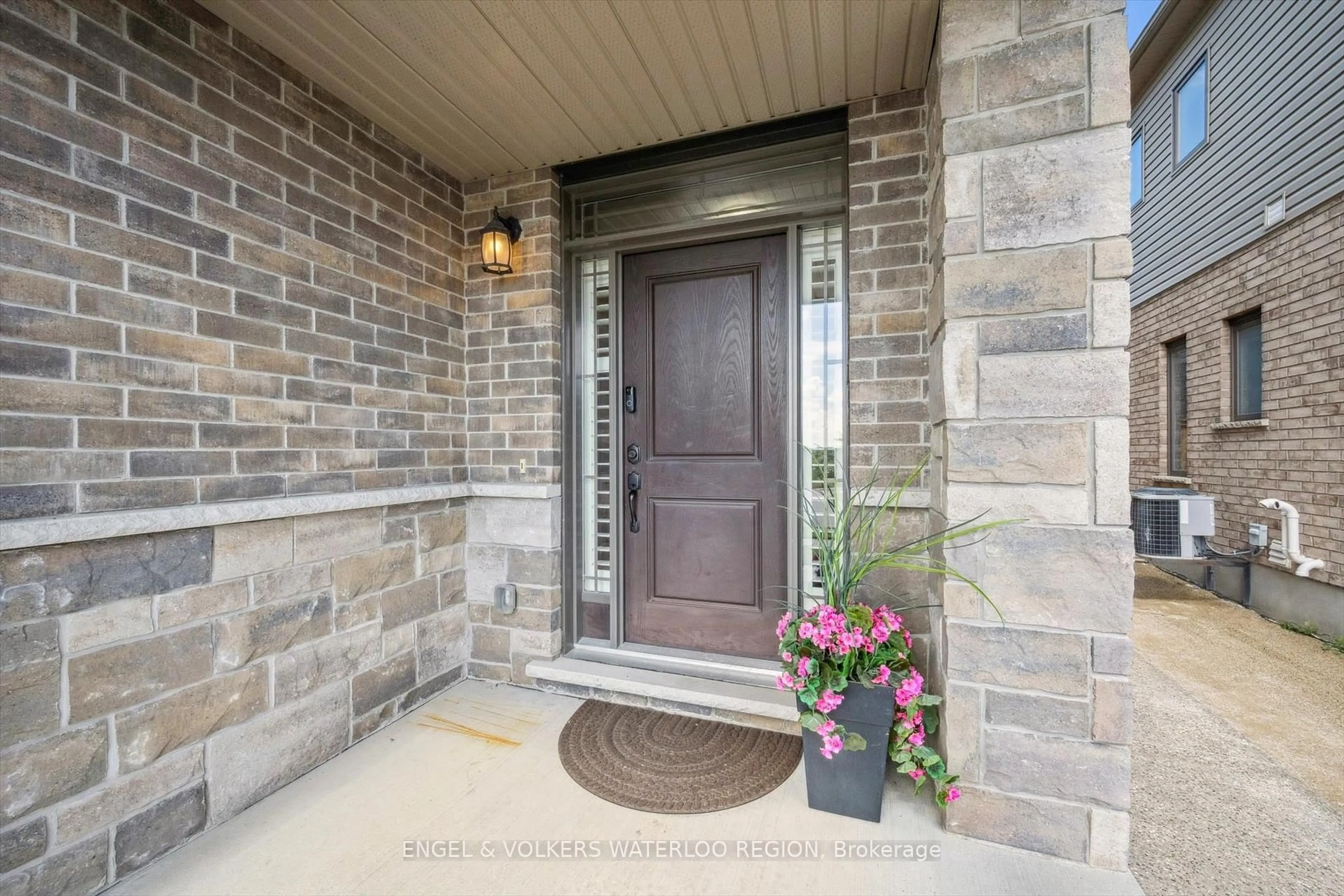Indoor entryway for 552 Wasaga Cres, Waterloo Ontario N2V 2Y7