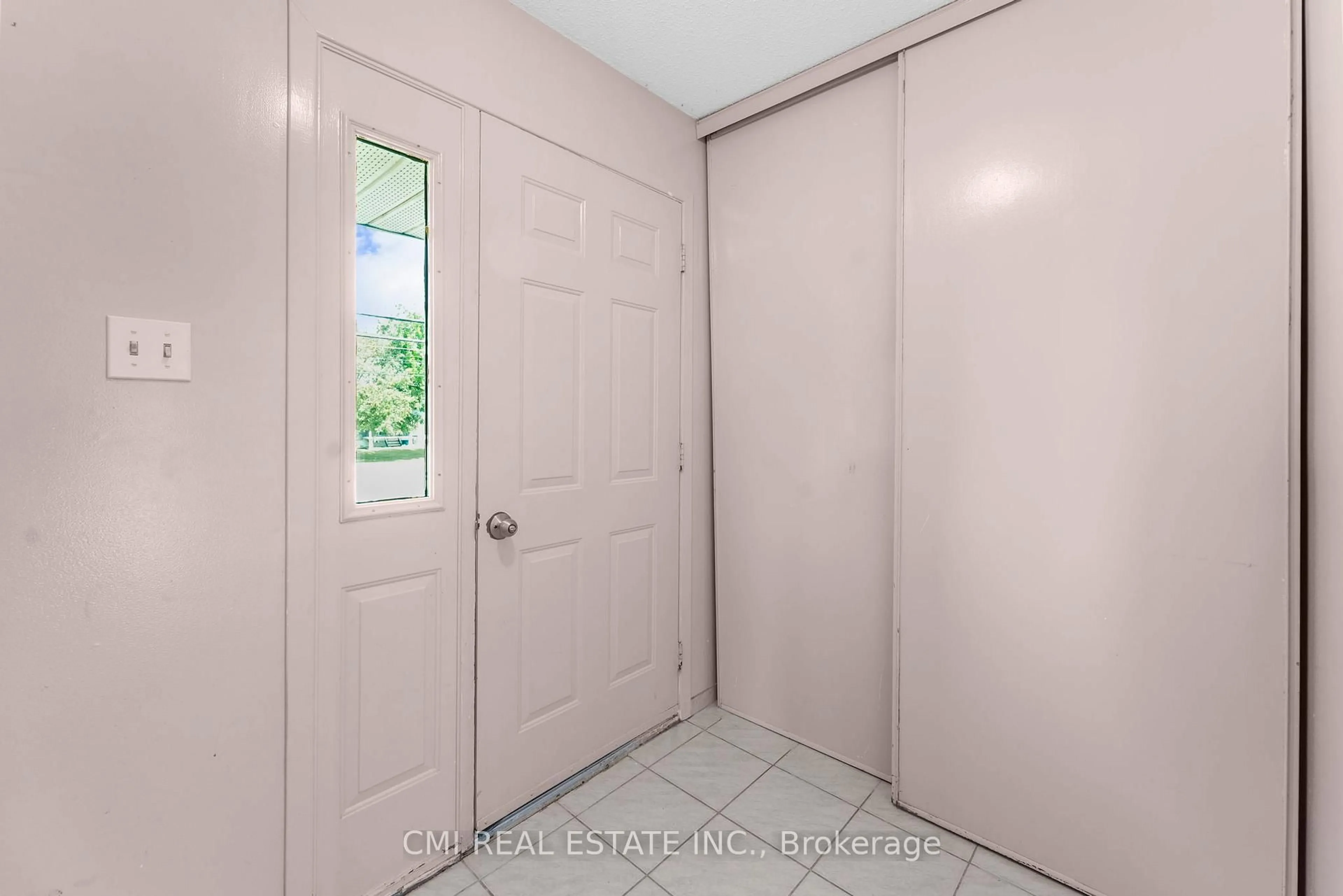 Indoor entryway for 3064 Rue Principale St, Alfred and Plantagenet Ontario K0A 3K0