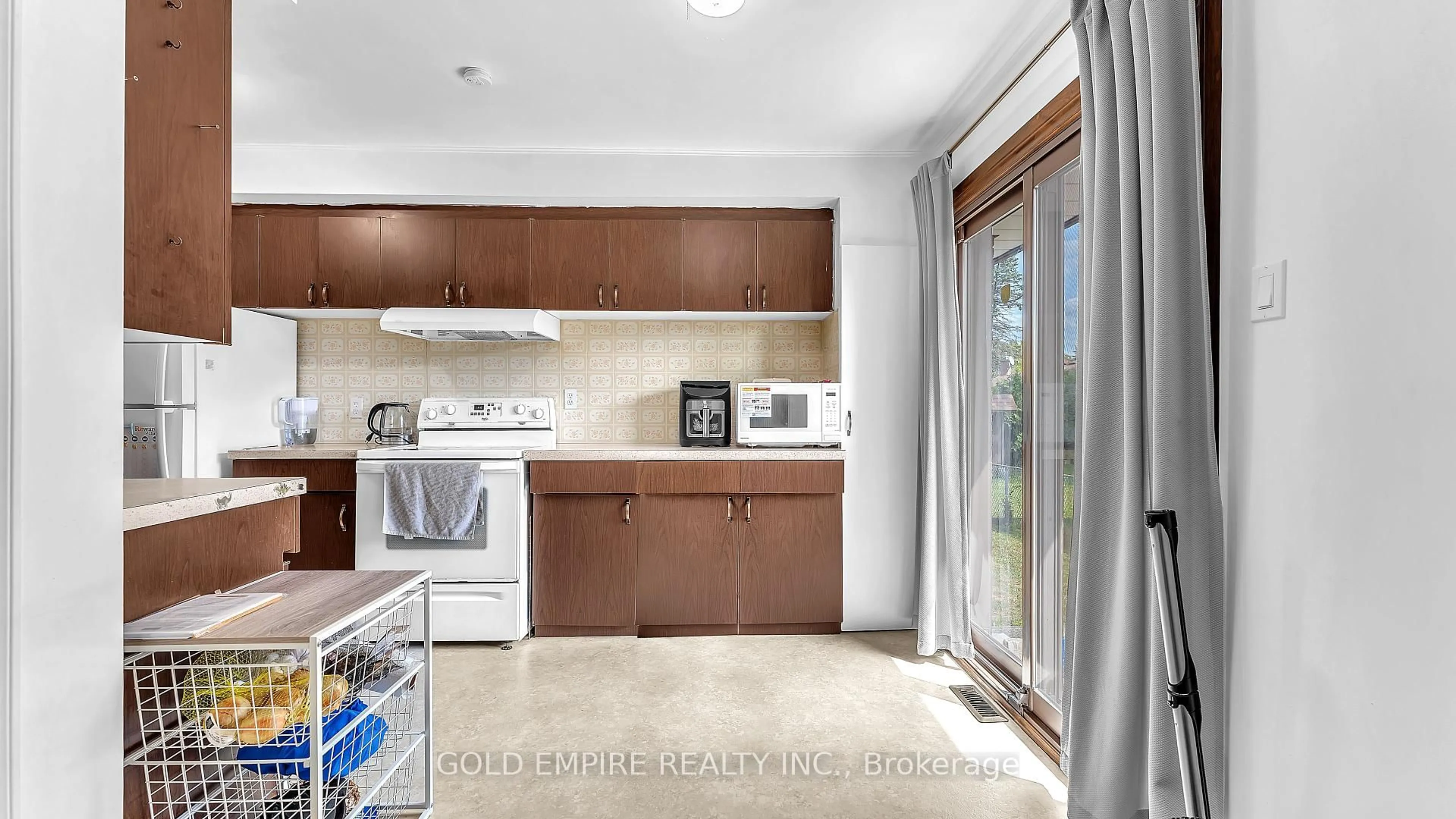 Standard kitchen, ceramic/tile floor for 1058 Apache Rd, London East Ontario N5V 2W3