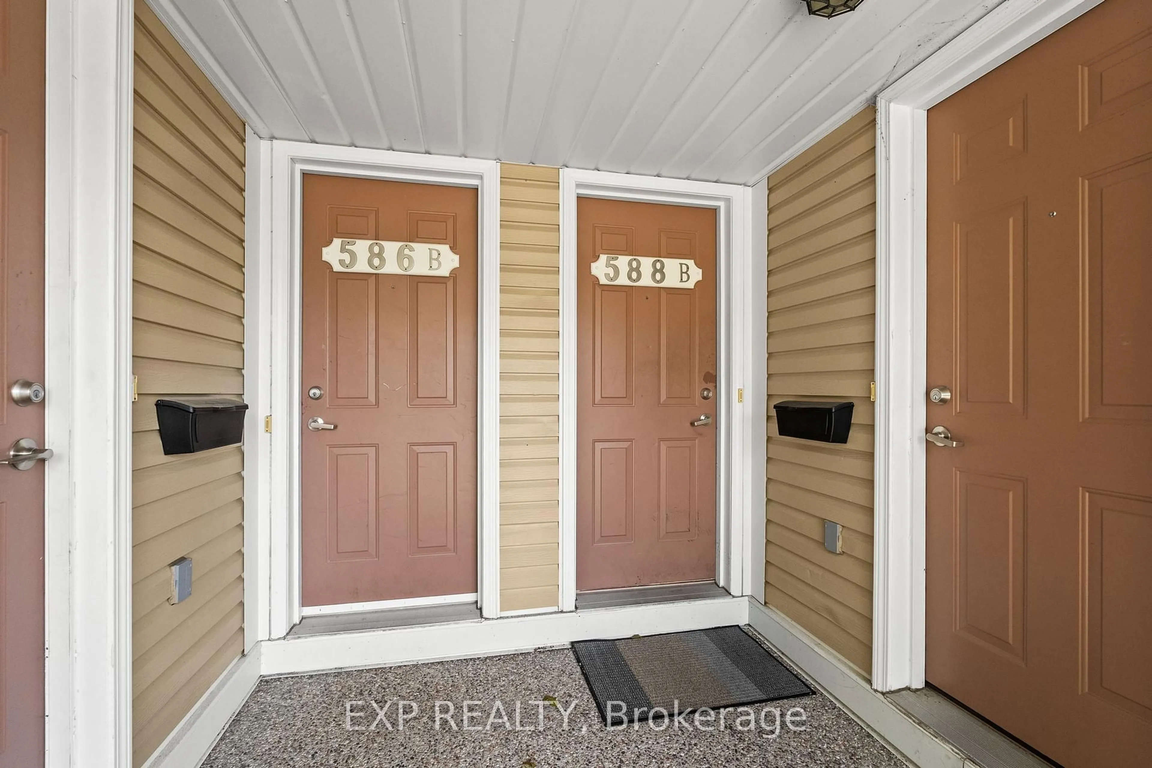Indoor entryway for 588-B Chapman Mills Dr #22, Ottawa Ontario K2J 3V2