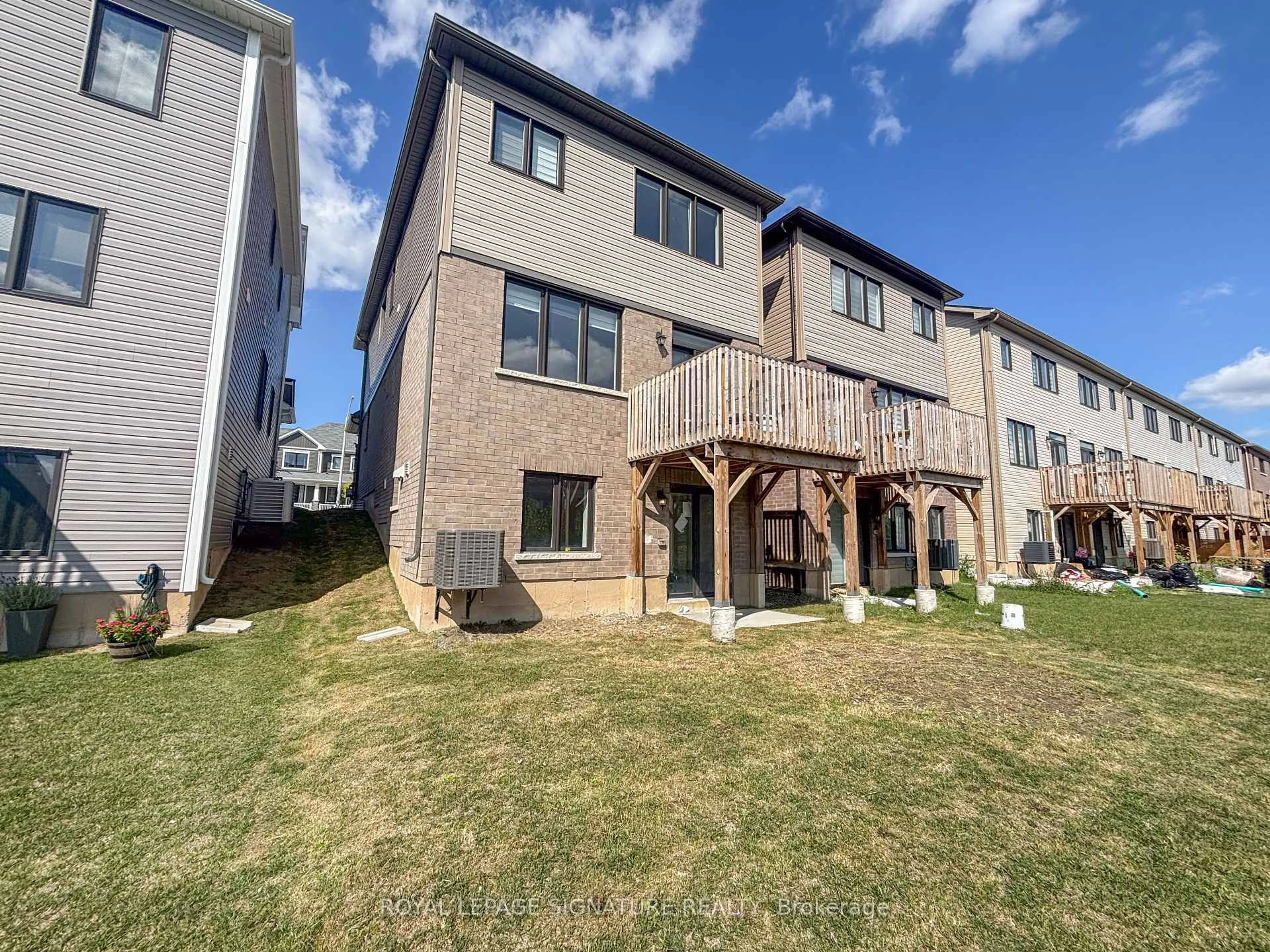 A pic from outside/outdoor area/front of a property/back of a property/a pic from drone, unknown for 361 Vanilla Tr, Thorold Ontario L2V 0K8