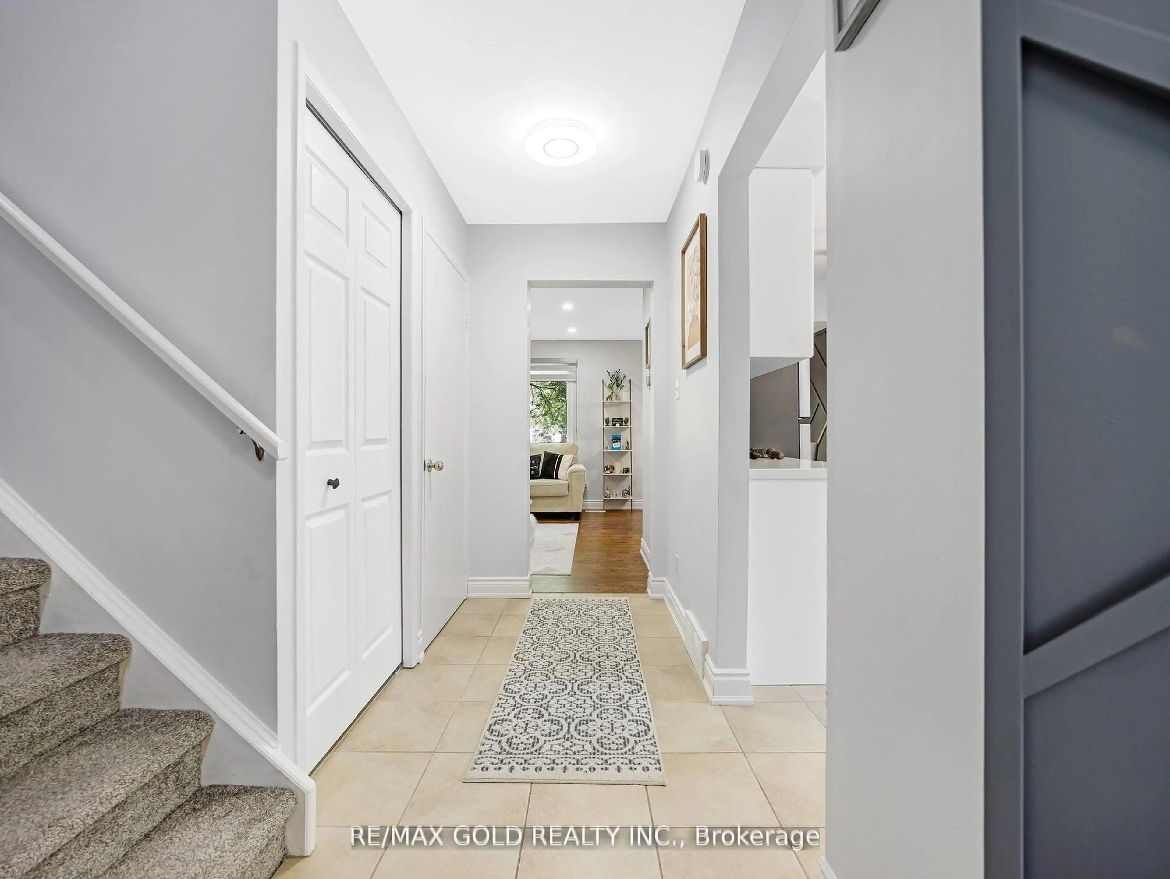 Indoor entryway for 405 Kingscourt Dr #6, Waterloo Ontario N2K 3R4