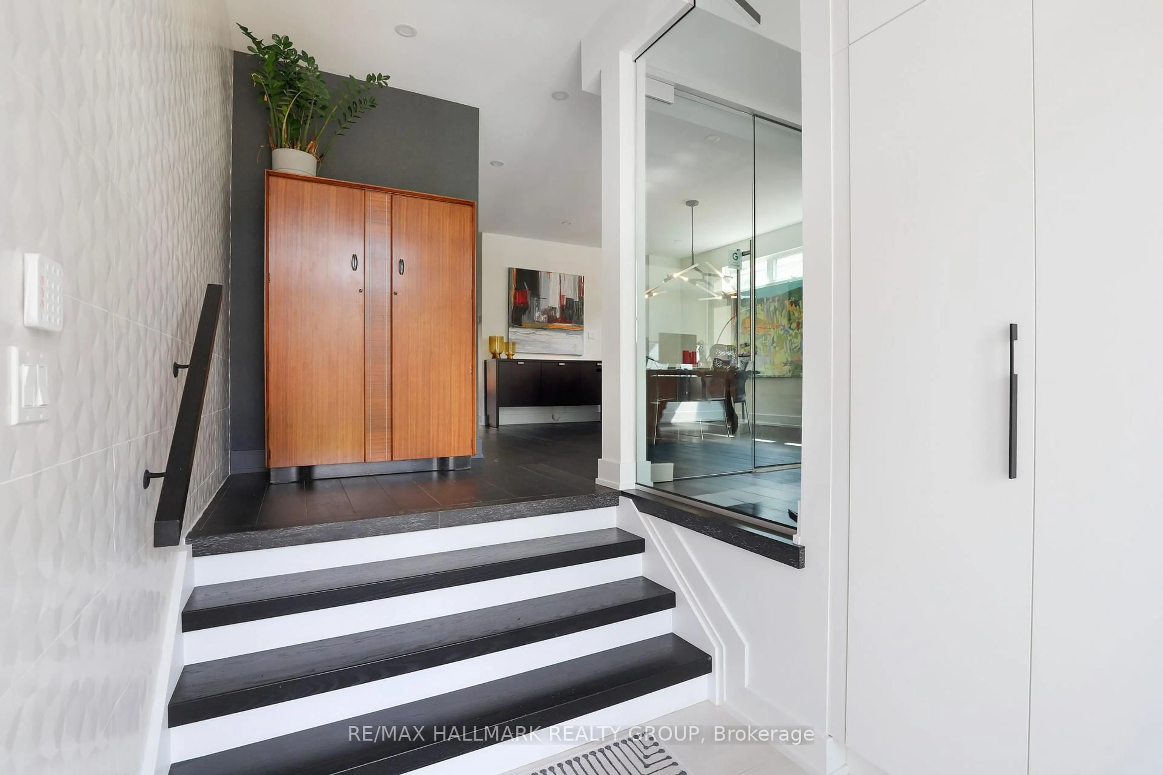Indoor entryway for 2154 Rice Ave, Ottawa Ontario K2A 0C4