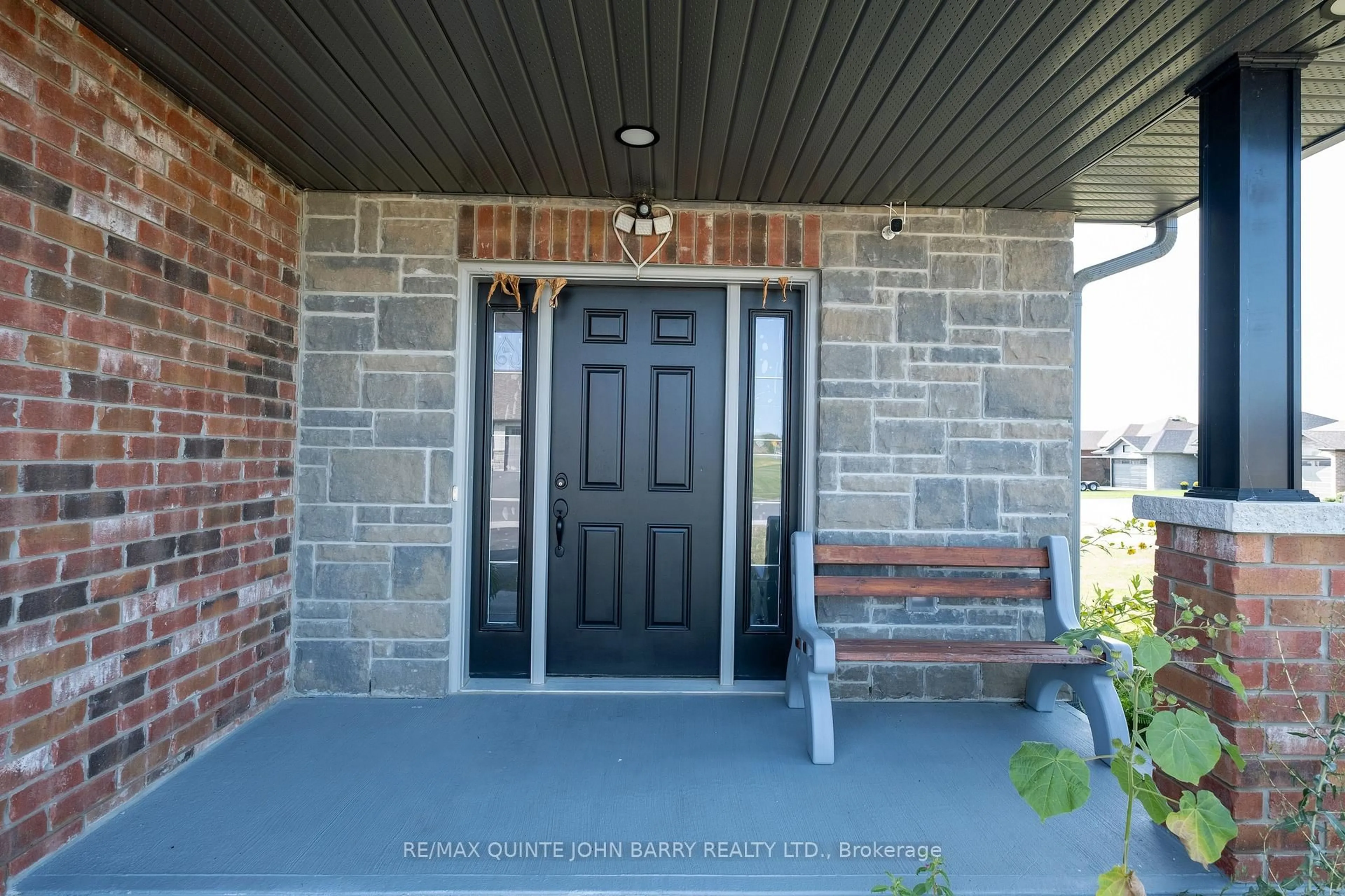 Indoor entryway for 43 Cedar Park Cres, Quinte West Ontario K8V 0J1