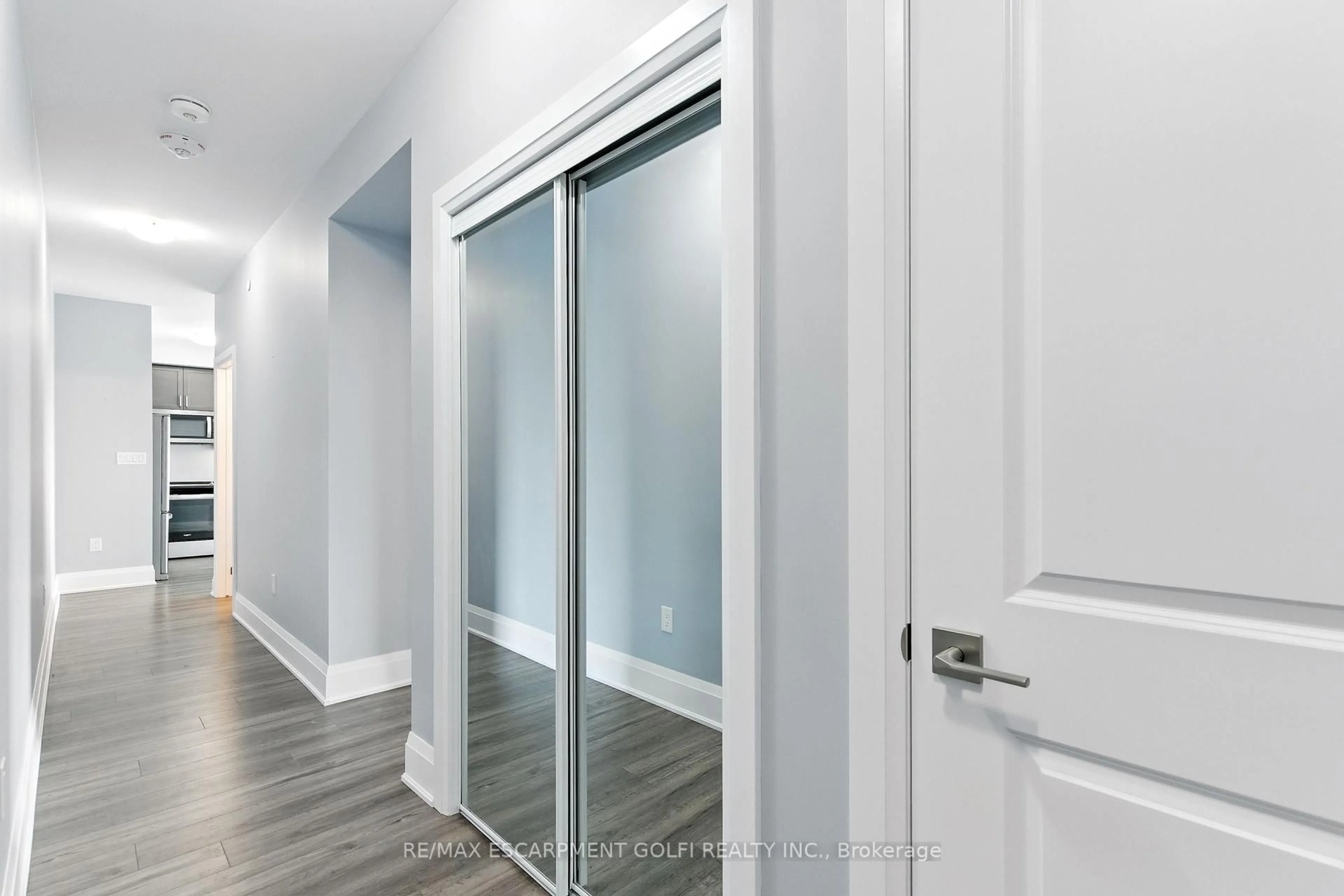 Indoor entryway for 450 Dundas St #902, Hamilton Ontario L8B 1Z2
