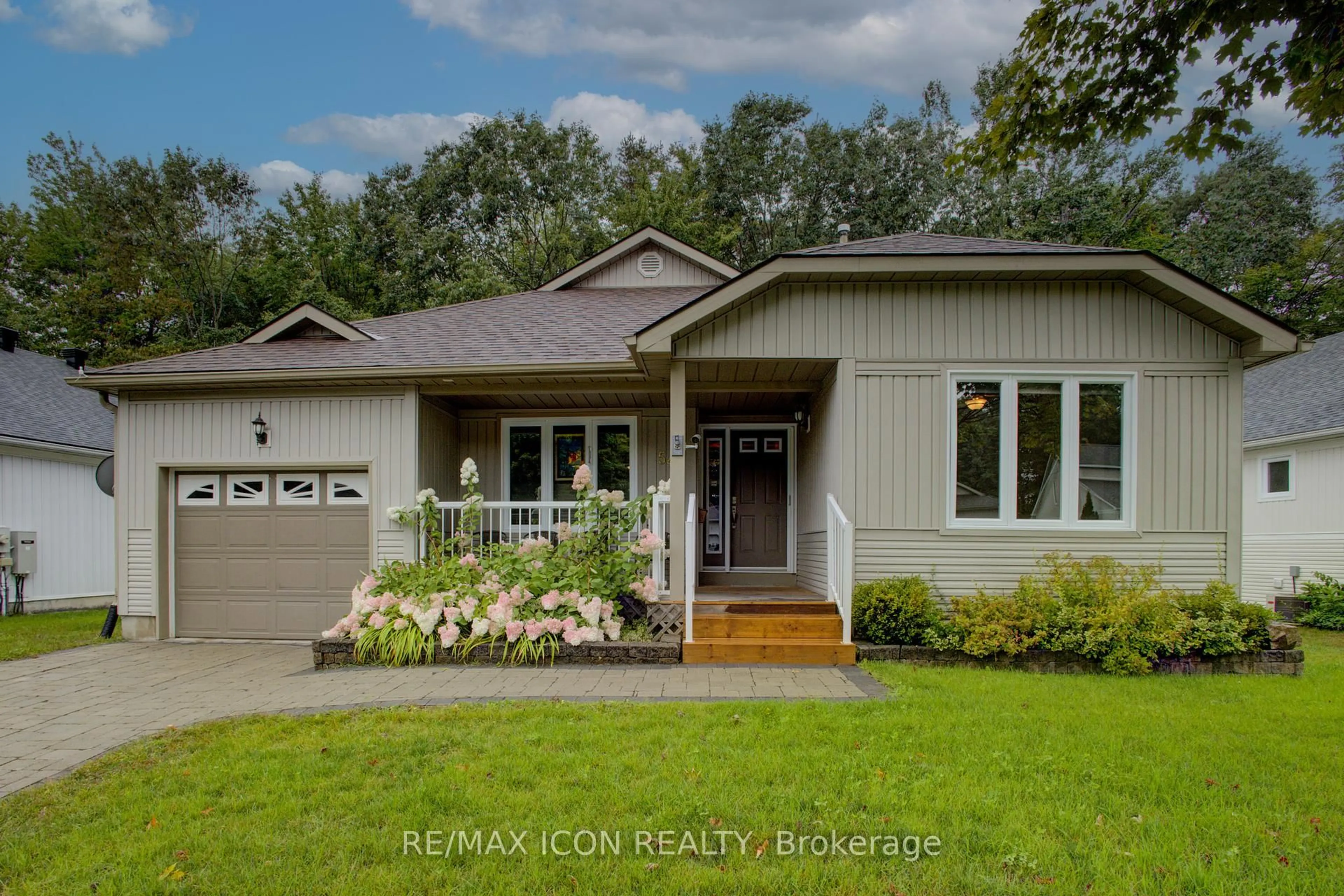 Home with vinyl exterior material, water/lake/river/ocean view for 54 Springwood Cres, Gravenhurst Ontario P1P 1Y8