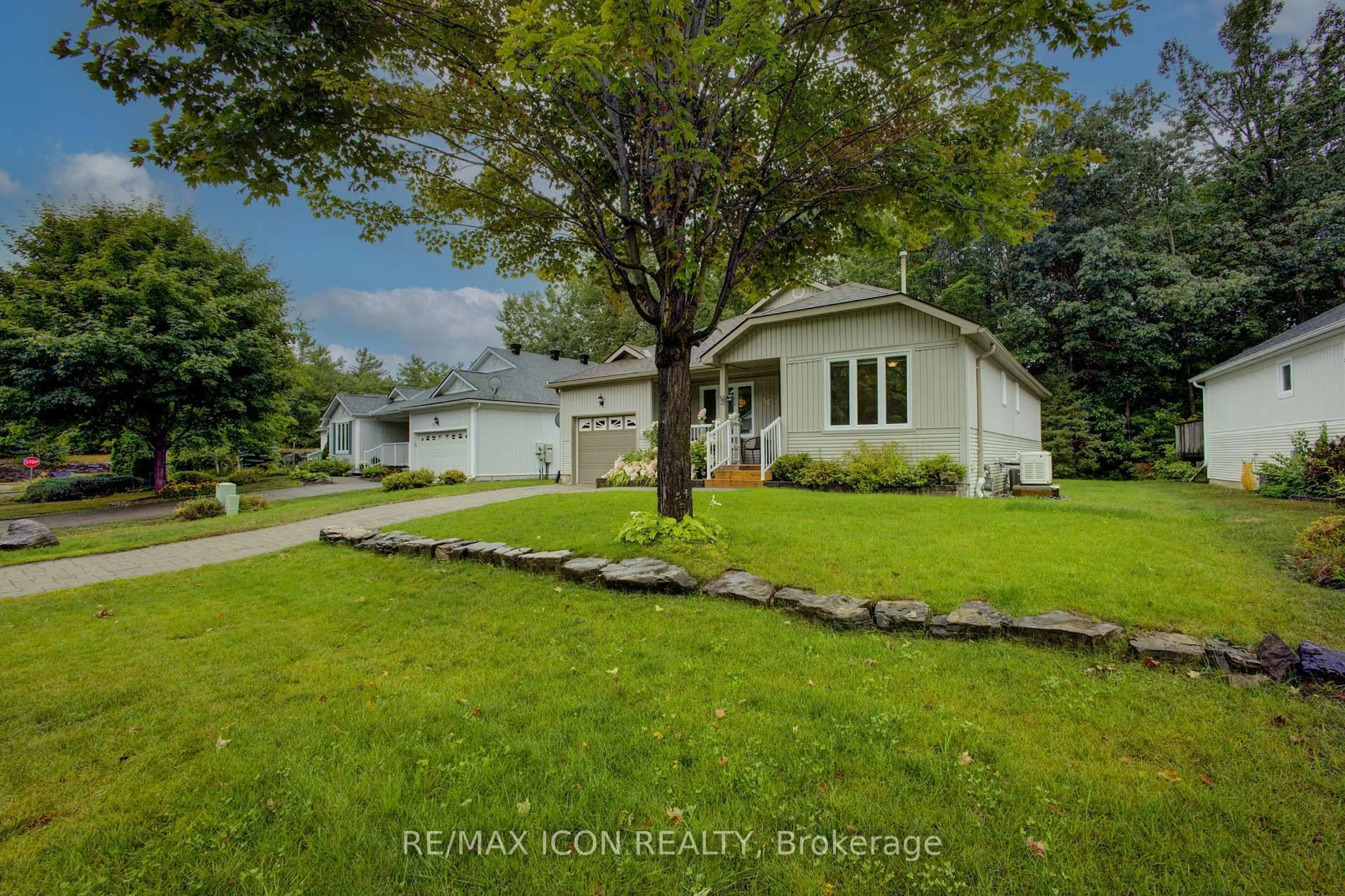 A pic from outside/outdoor area/front of a property/back of a property/a pic from drone, street for 54 Springwood Cres, Gravenhurst Ontario P1P 1Y8