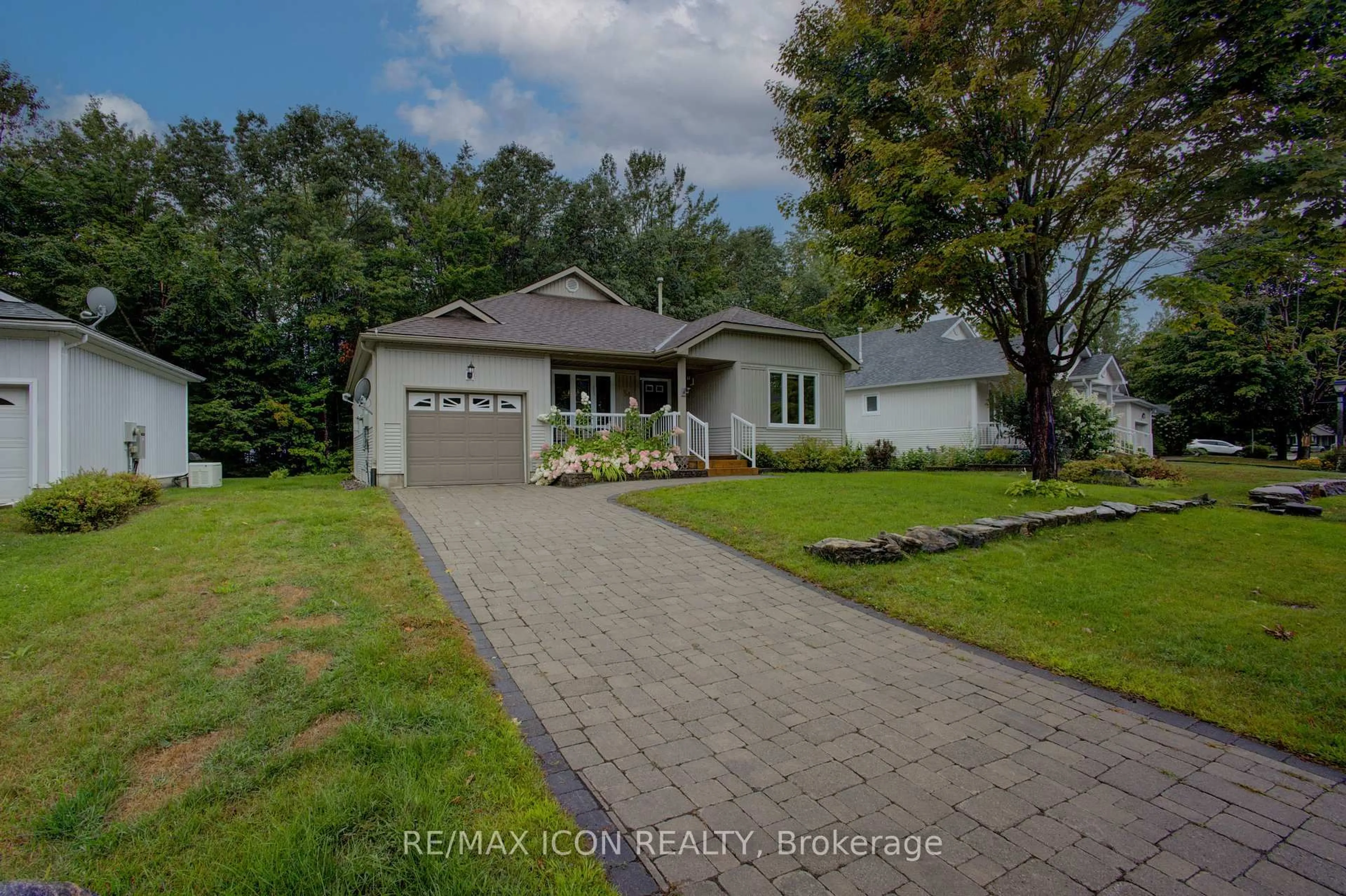 A pic from outside/outdoor area/front of a property/back of a property/a pic from drone, street for 54 Springwood Cres, Gravenhurst Ontario P1P 1Y8