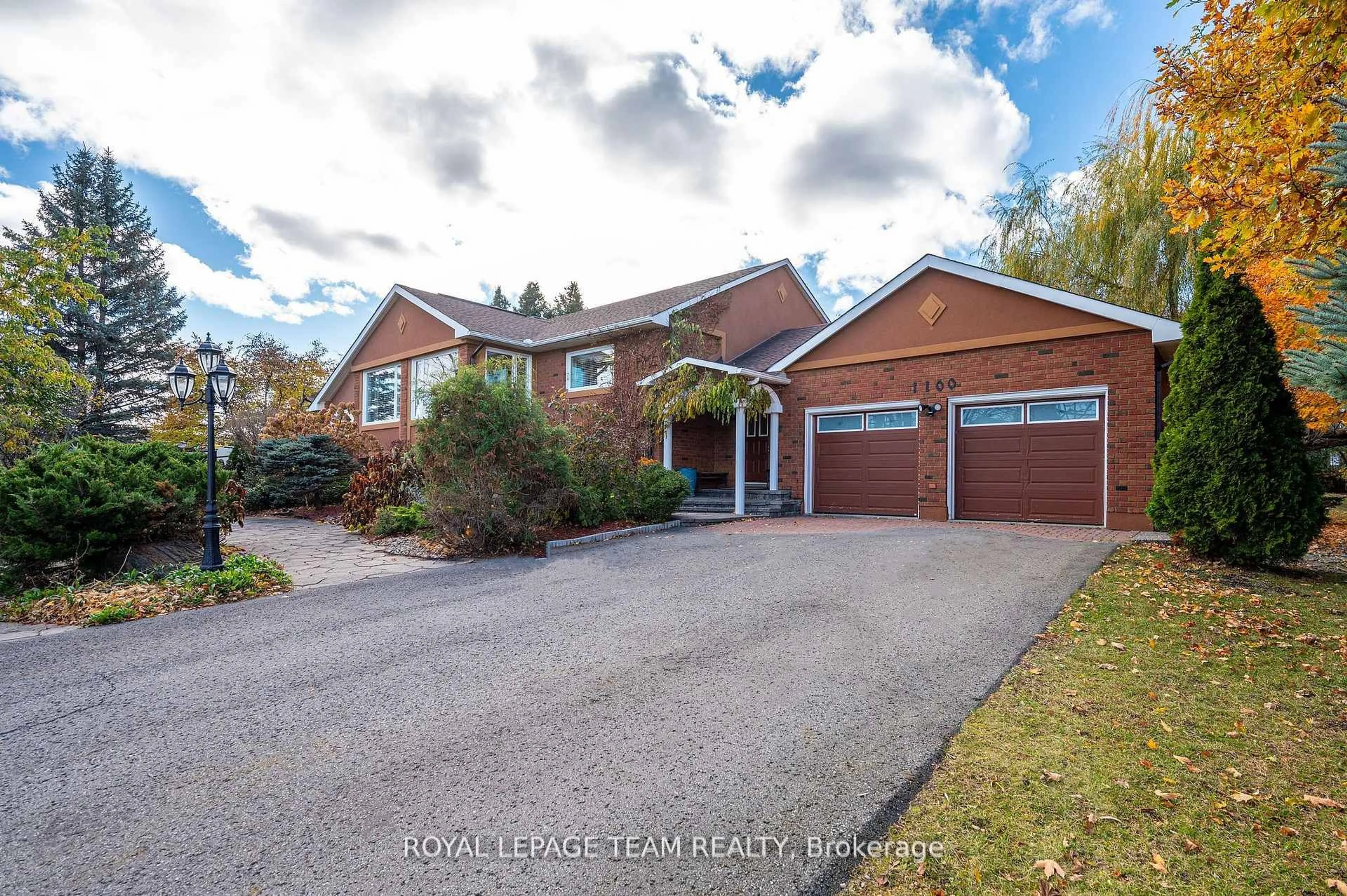 A pic from outside/outdoor area/front of a property/back of a property/a pic from drone, street for 1100 Moffatt Dr, Cumberland Ontario K4C 1B7