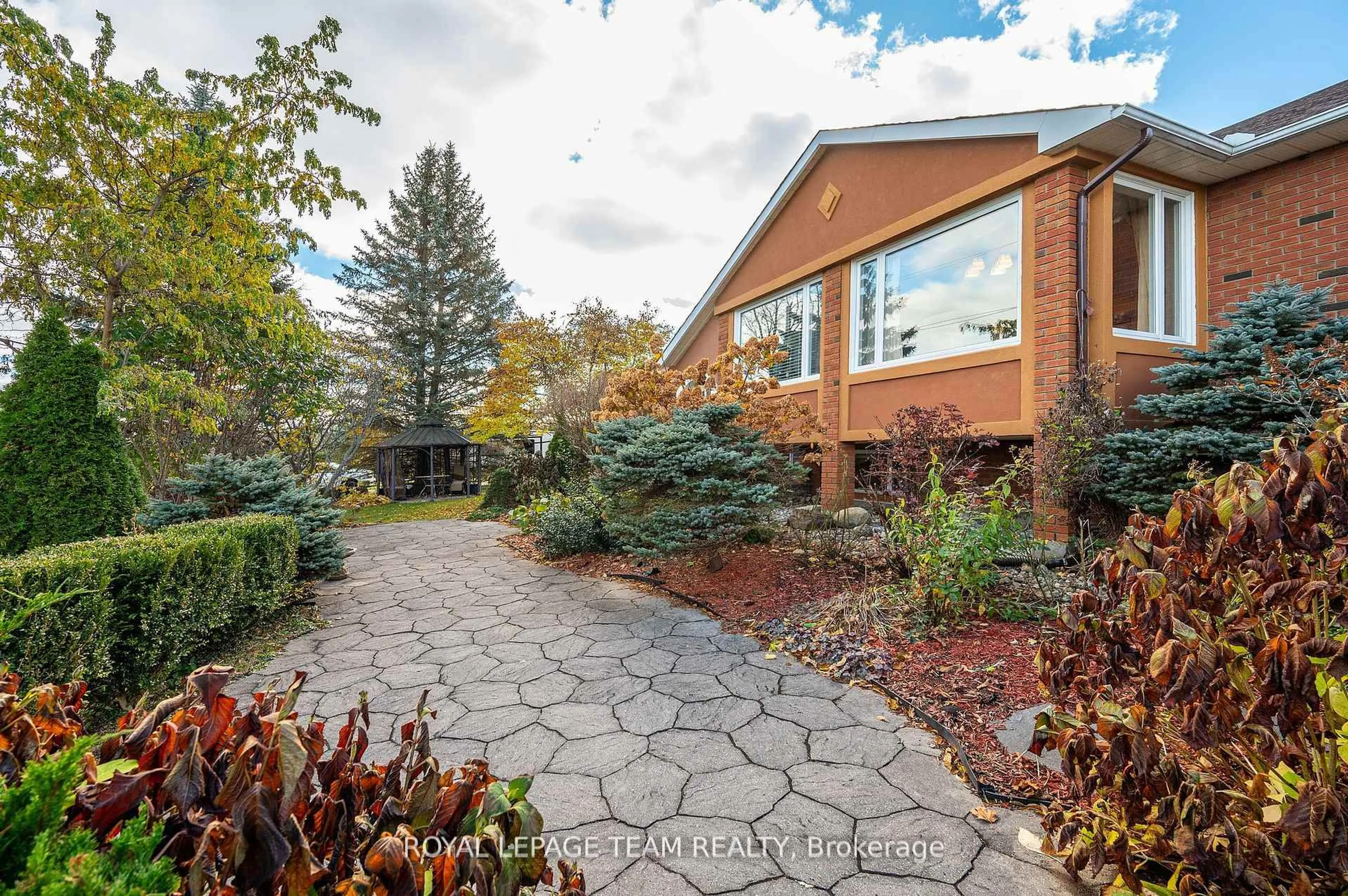 Patio, unknown for 1100 Moffatt Dr, Cumberland Ontario K4C 1B7