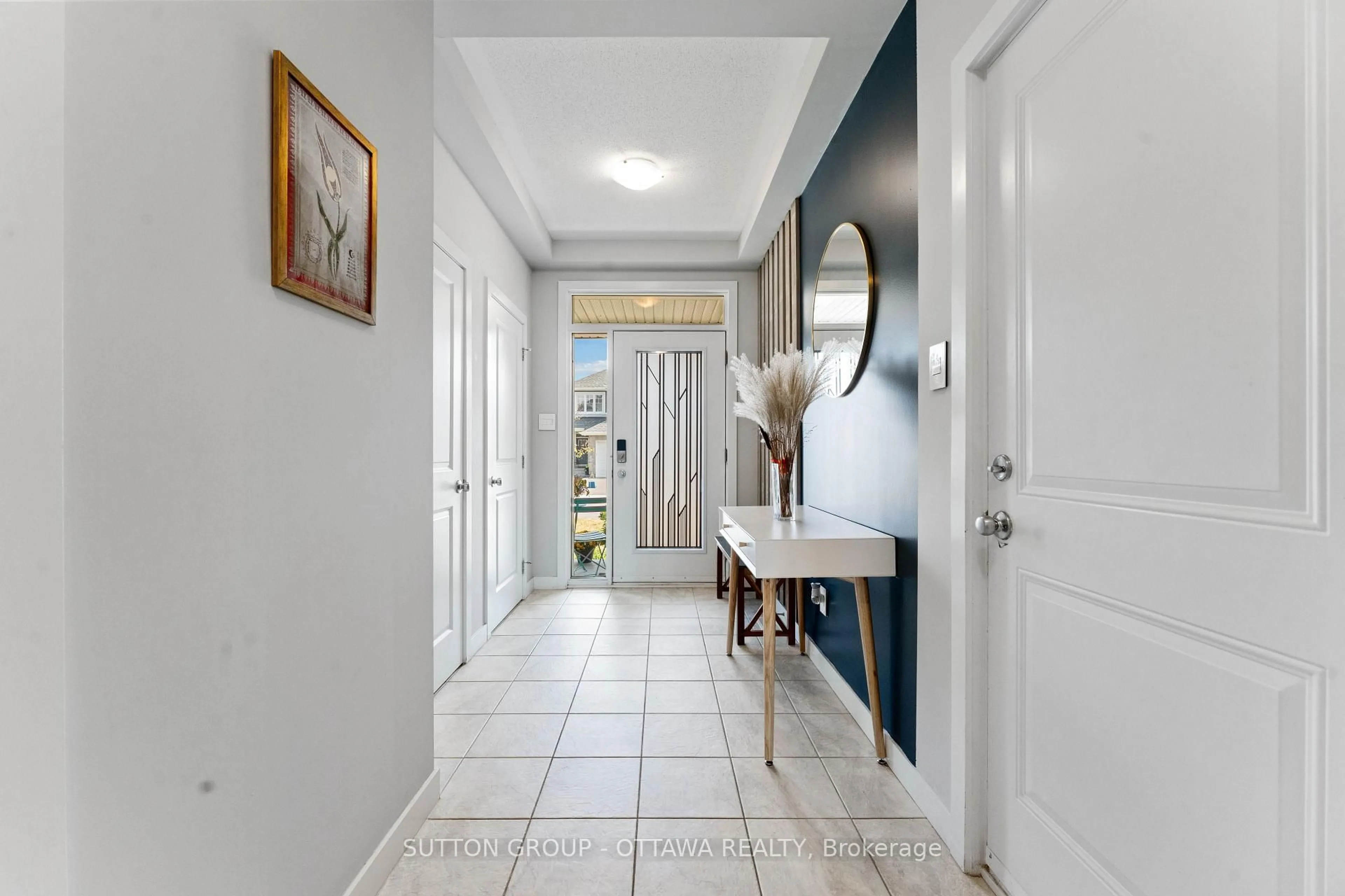 Indoor entryway for 43 ARIDUS Cres, Ottawa Ontario K2S 2L4