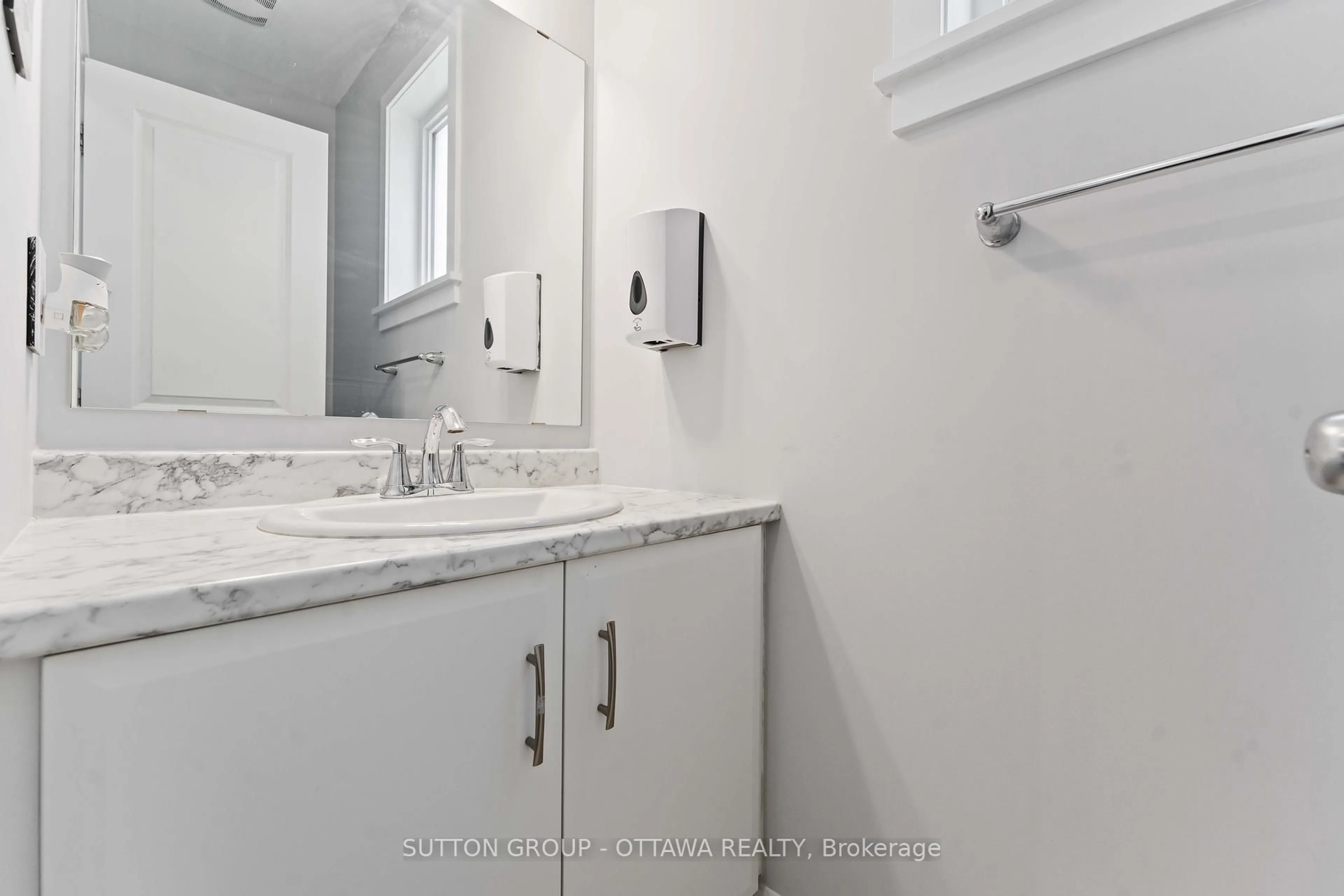 Standard bathroom, ceramic/tile floor for 43 ARIDUS Cres, Ottawa Ontario K2S 2L4