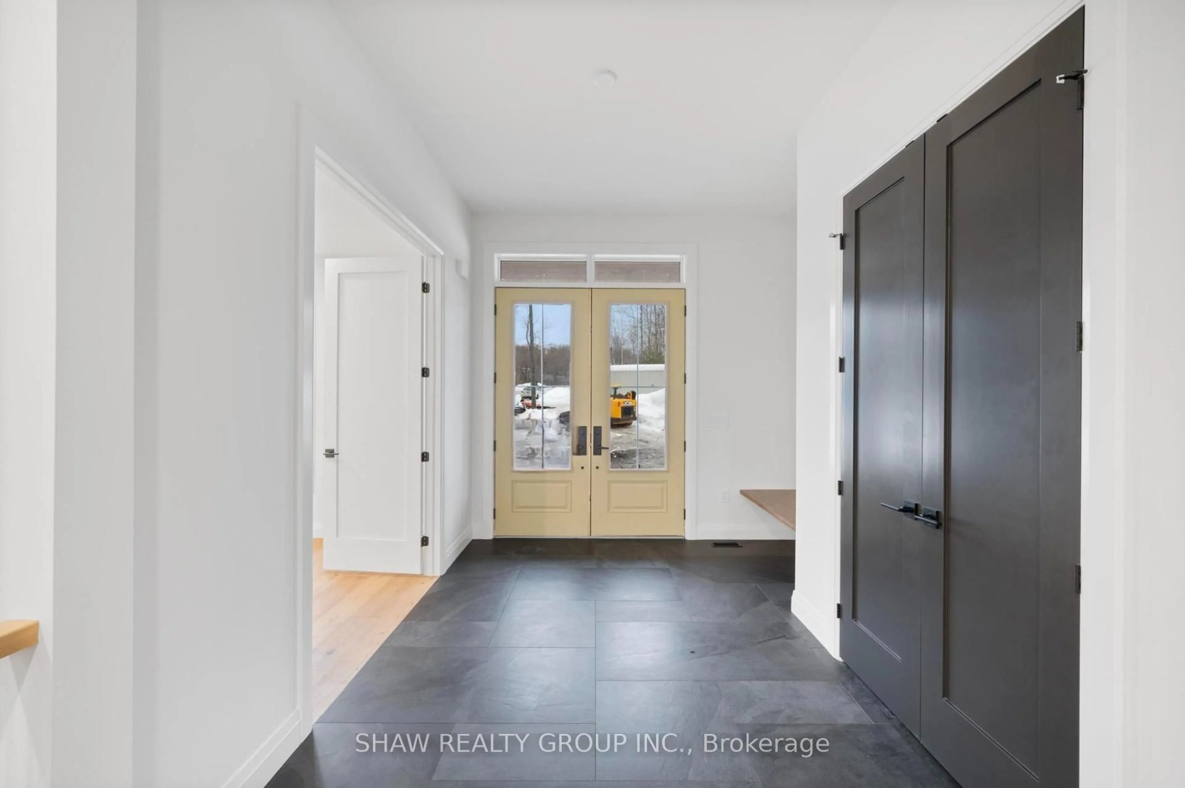 Indoor entryway for 33 Glen Eagle Crt, Huntsville Ontario P1H 1B1