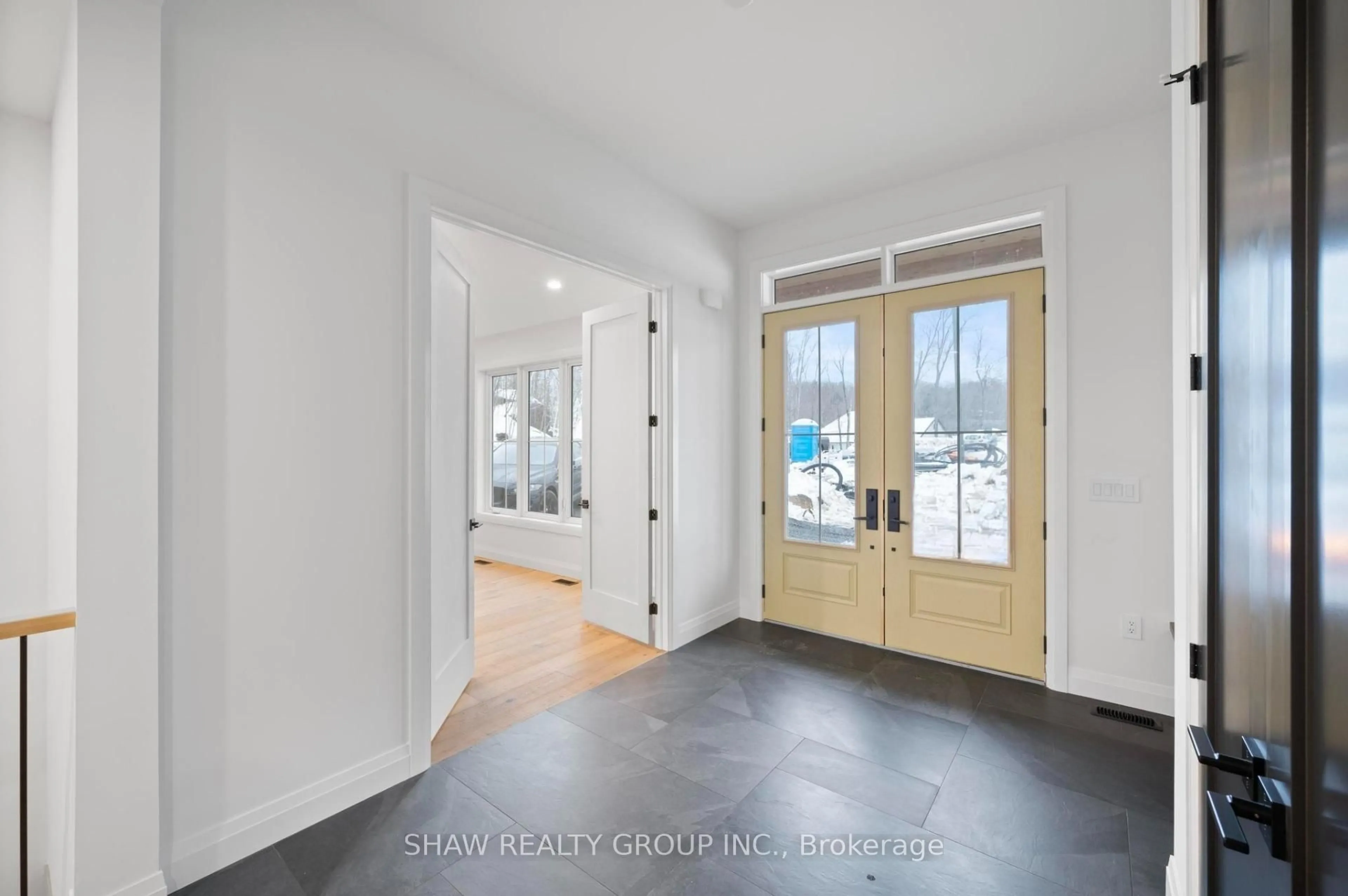 Indoor entryway for 33 Glen Eagle Crt, Huntsville Ontario P1H 1B1