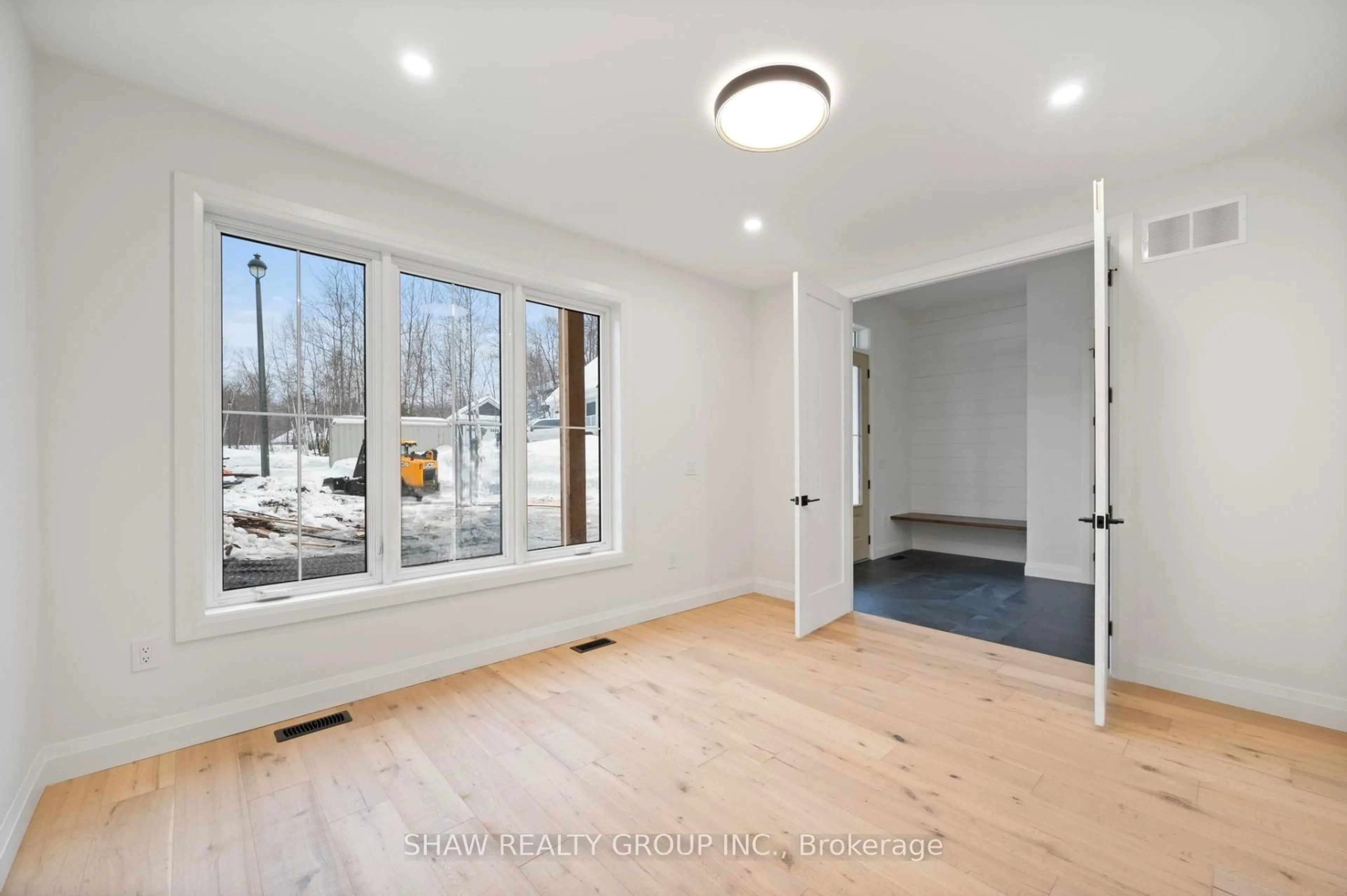 Indoor entryway for 33 Glen Eagle Crt, Huntsville Ontario P1H 1B1