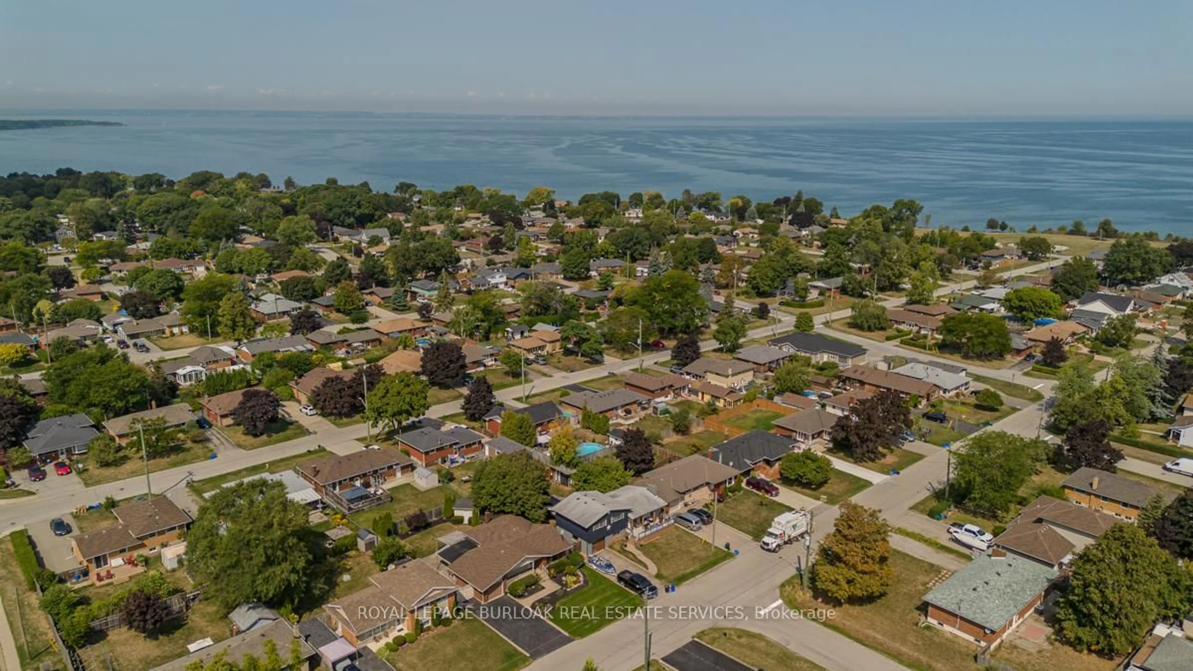 A pic from outside/outdoor area/front of a property/back of a property/a pic from drone, water/lake/river/ocean view for 407 Murray St, Grimsby Ontario L3M 3P5