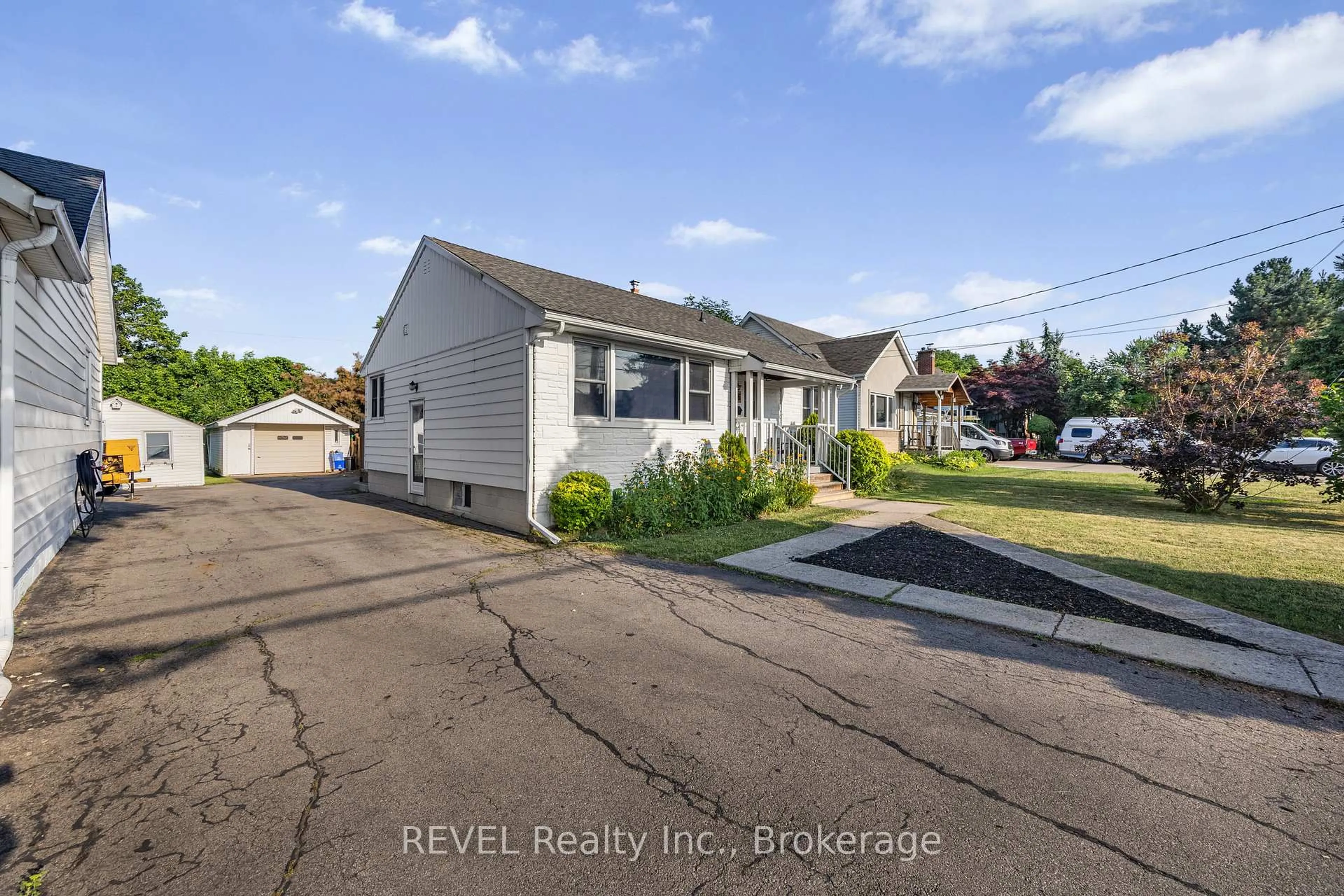 A pic from outside/outdoor area/front of a property/back of a property/a pic from drone, street for 146 Gray Rd, Hamilton Ontario L8G 3V2
