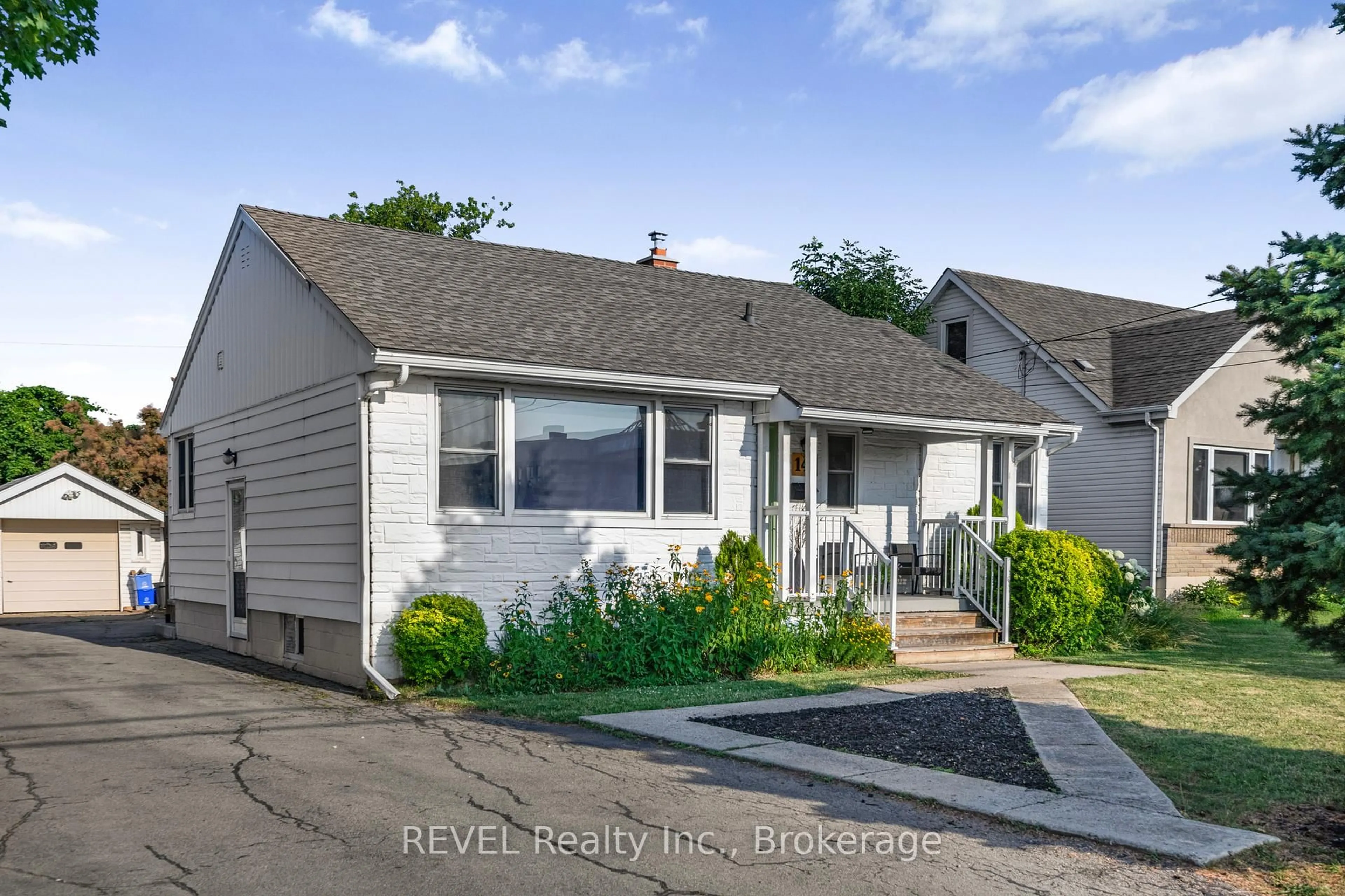 Home with vinyl exterior material, street for 146 Gray Rd, Hamilton Ontario L8G 3V2