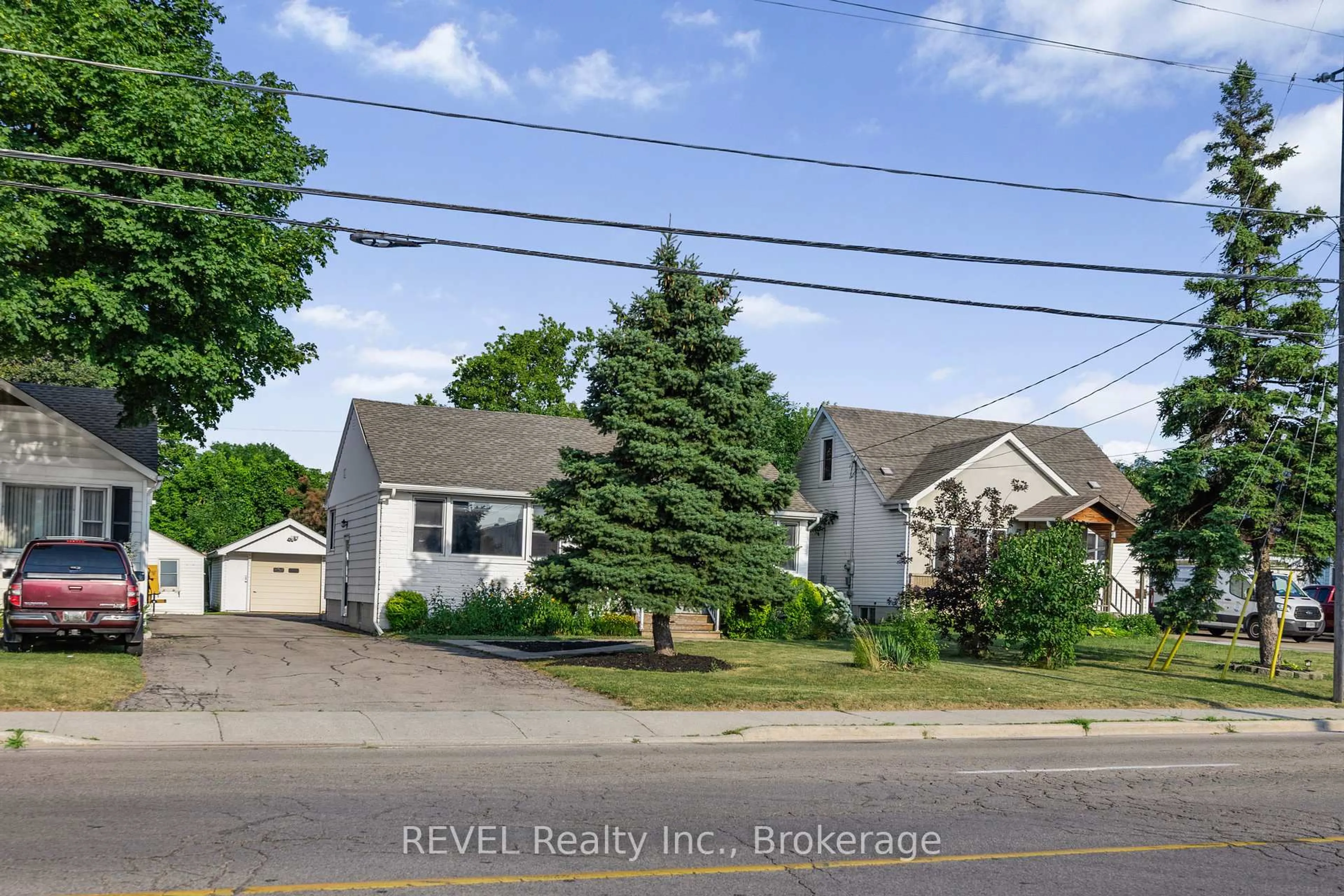 A pic from outside/outdoor area/front of a property/back of a property/a pic from drone, street for 146 Gray Rd, Hamilton Ontario L8G 3V2