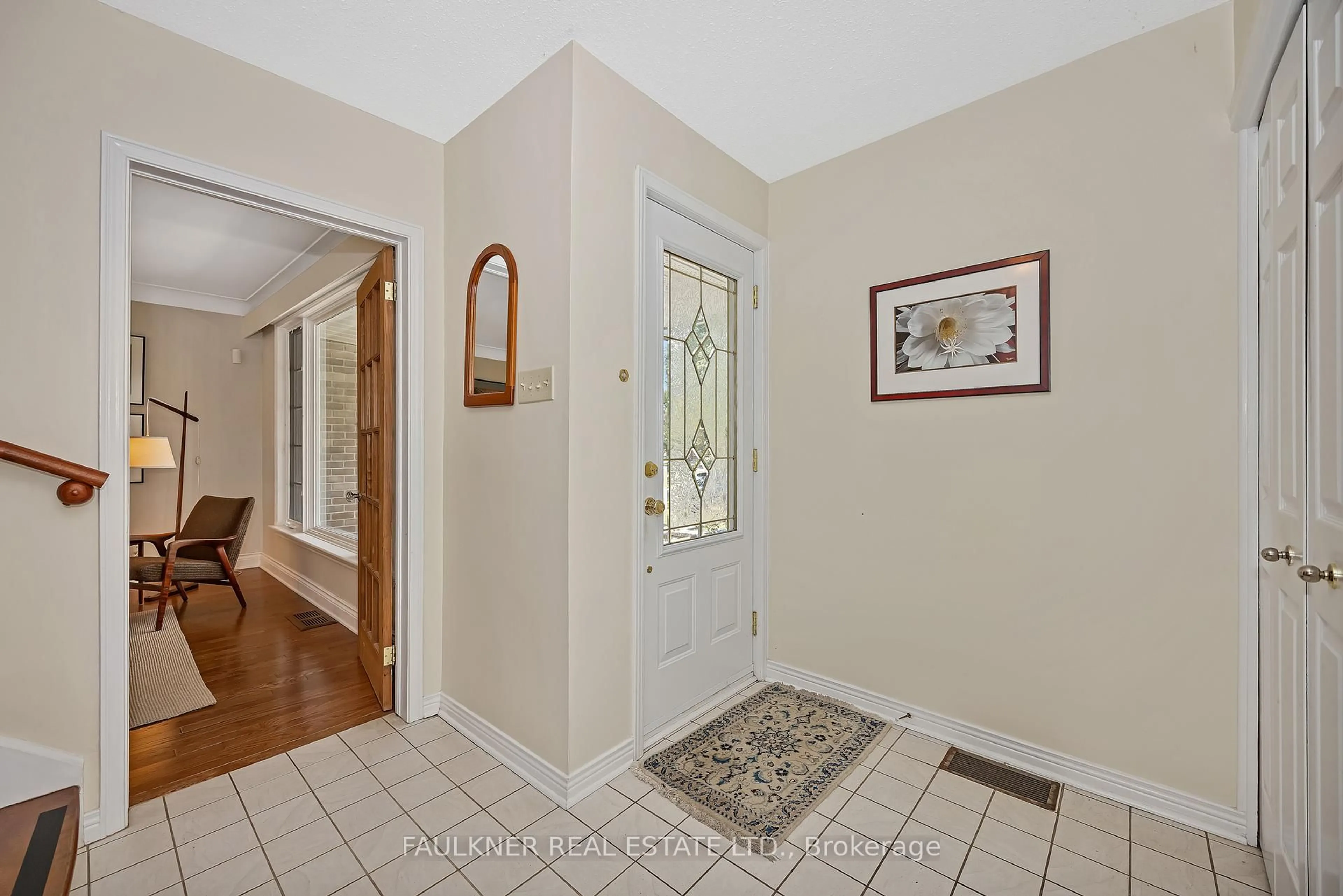 Indoor entryway for 412 Thessaly Circ, Ottawa Ontario K1H 5W5