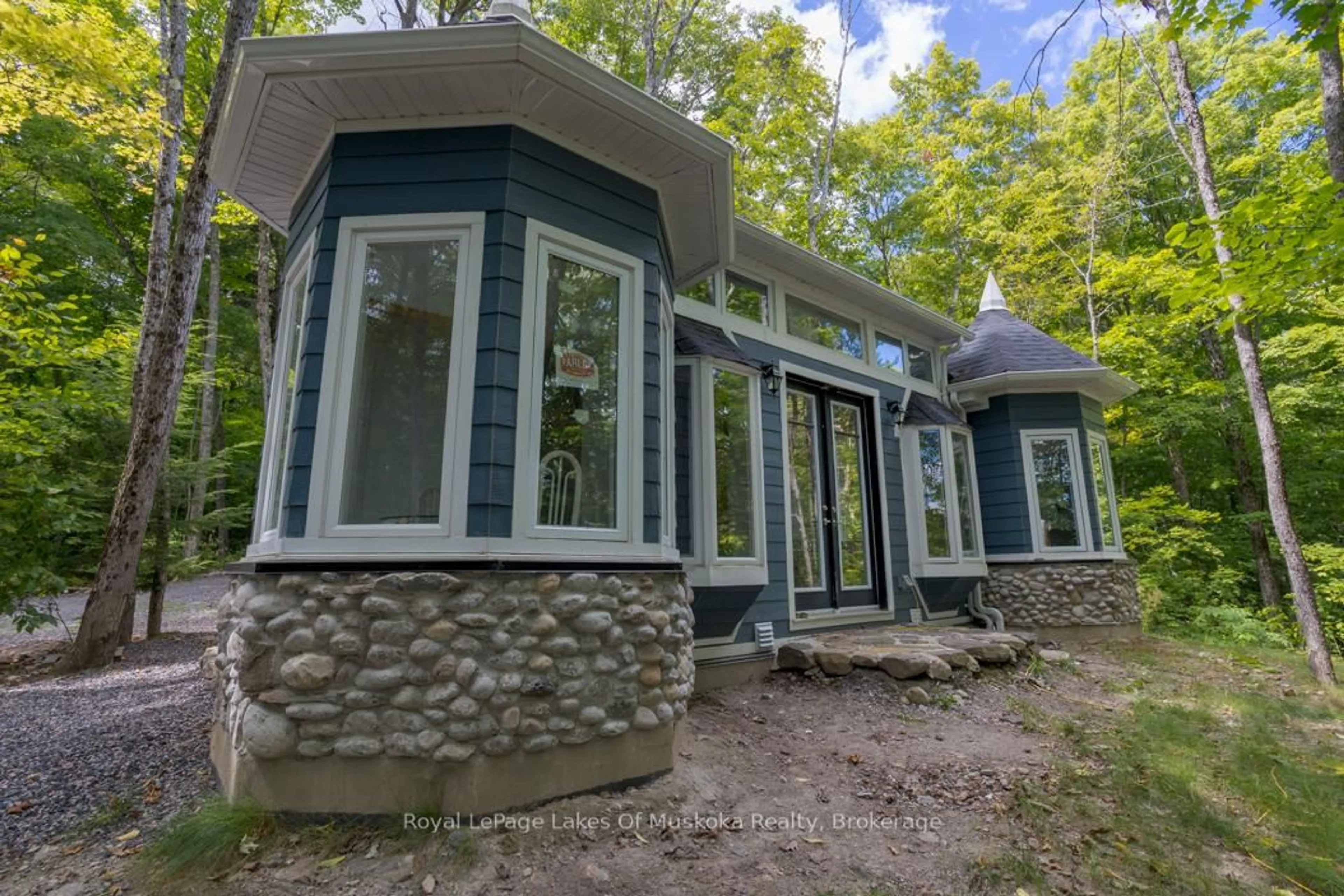 Home with vinyl exterior material, unknown for 16 Long and Winding Rd, Seguin Ontario P2A 2W8