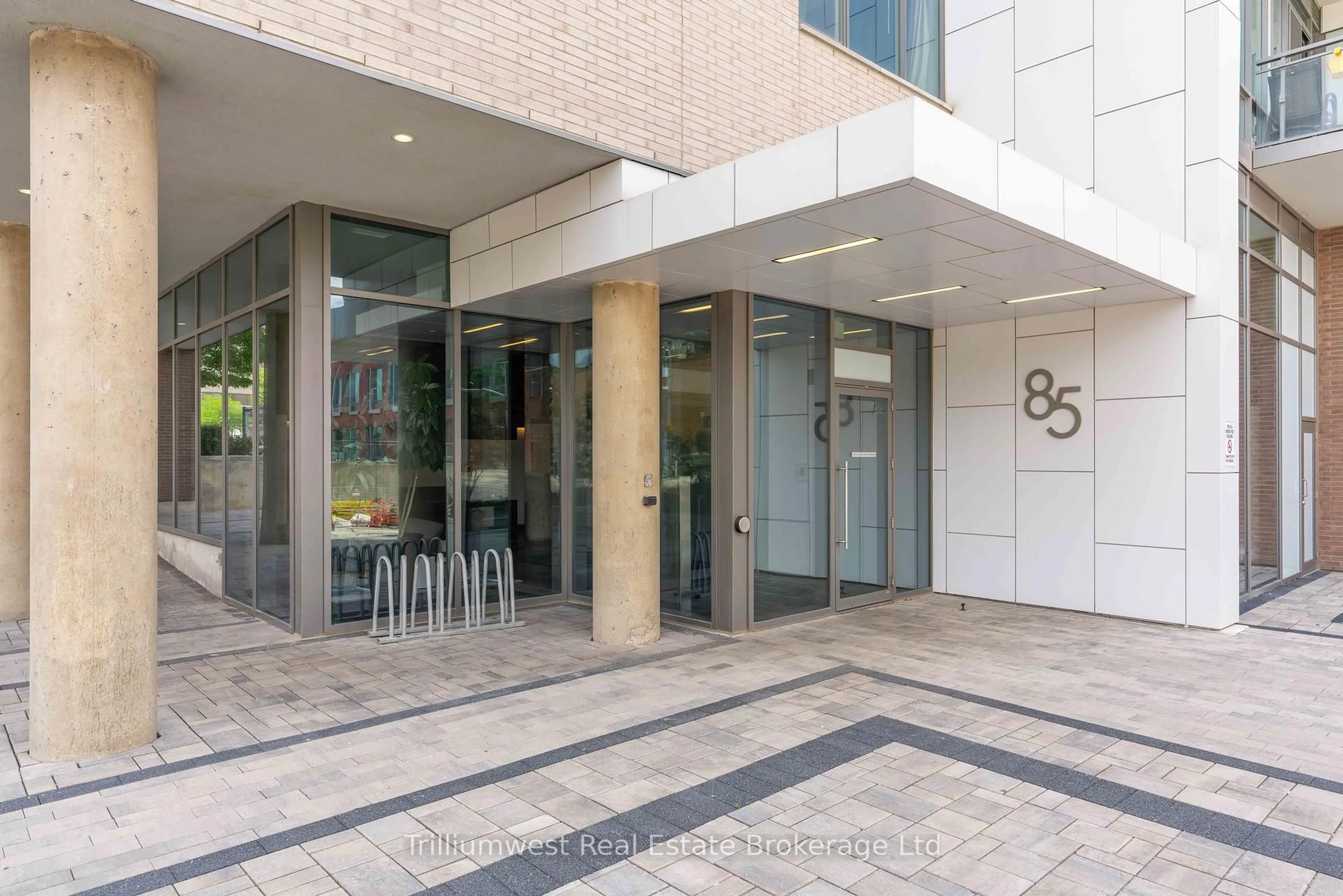 Indoor foyer for 85 Duke St #209, Kitchener Ontario N2H 0B7