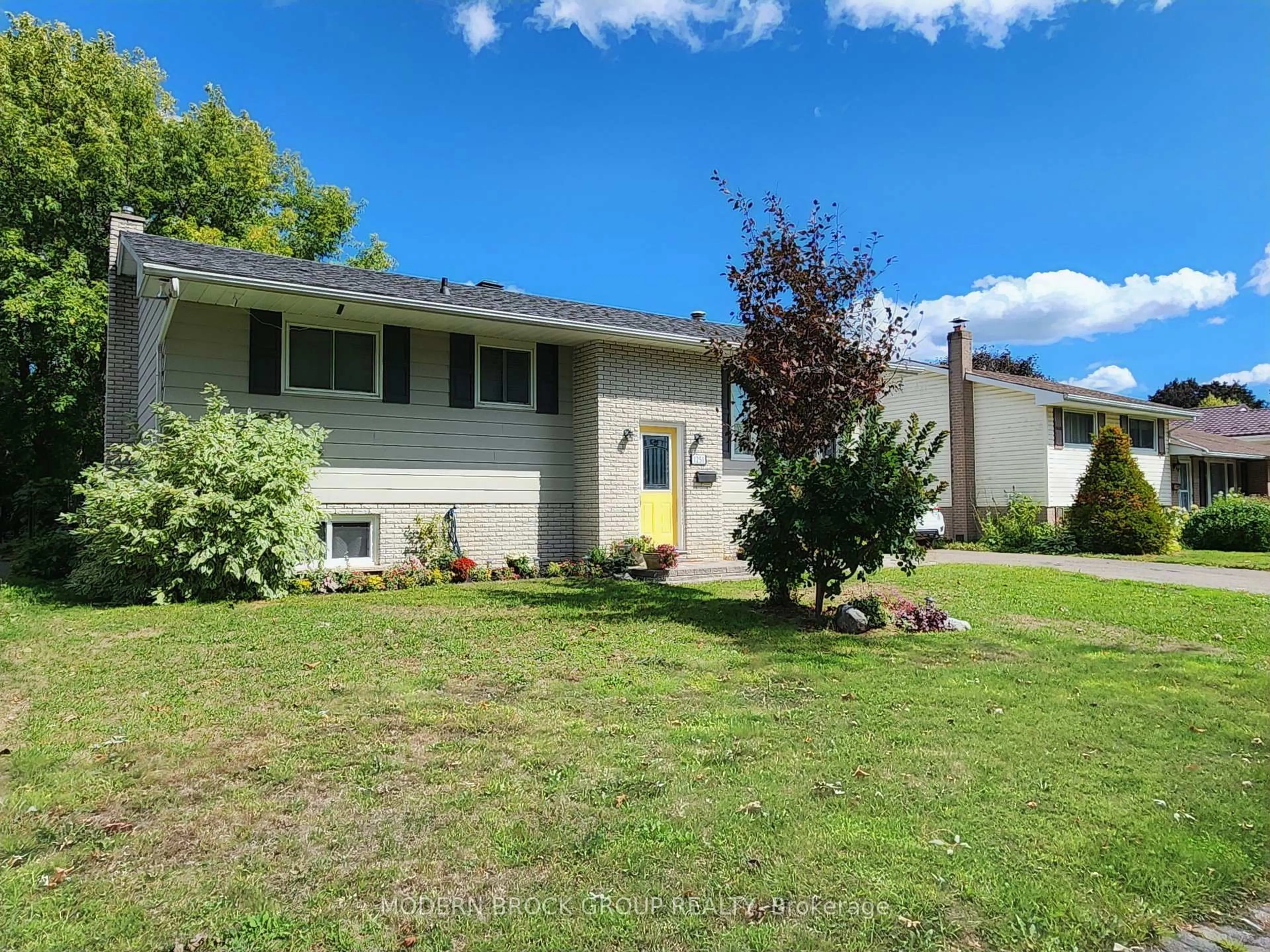 A pic from outside/outdoor area/front of a property/back of a property/a pic from drone, street for 1251 Peden Blvd, Brockville Ontario K6V 3K5