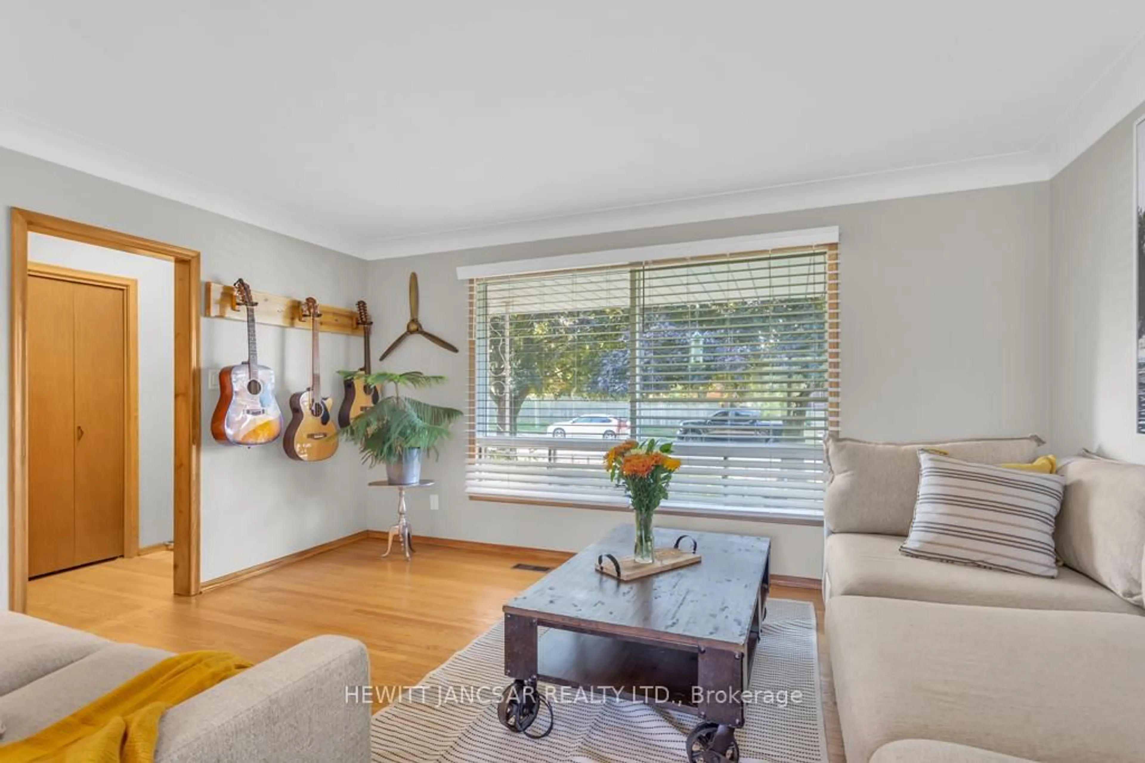Living room with furniture, wood/laminate floor for 240 Elliott St, Cambridge Ontario N1R 2K9