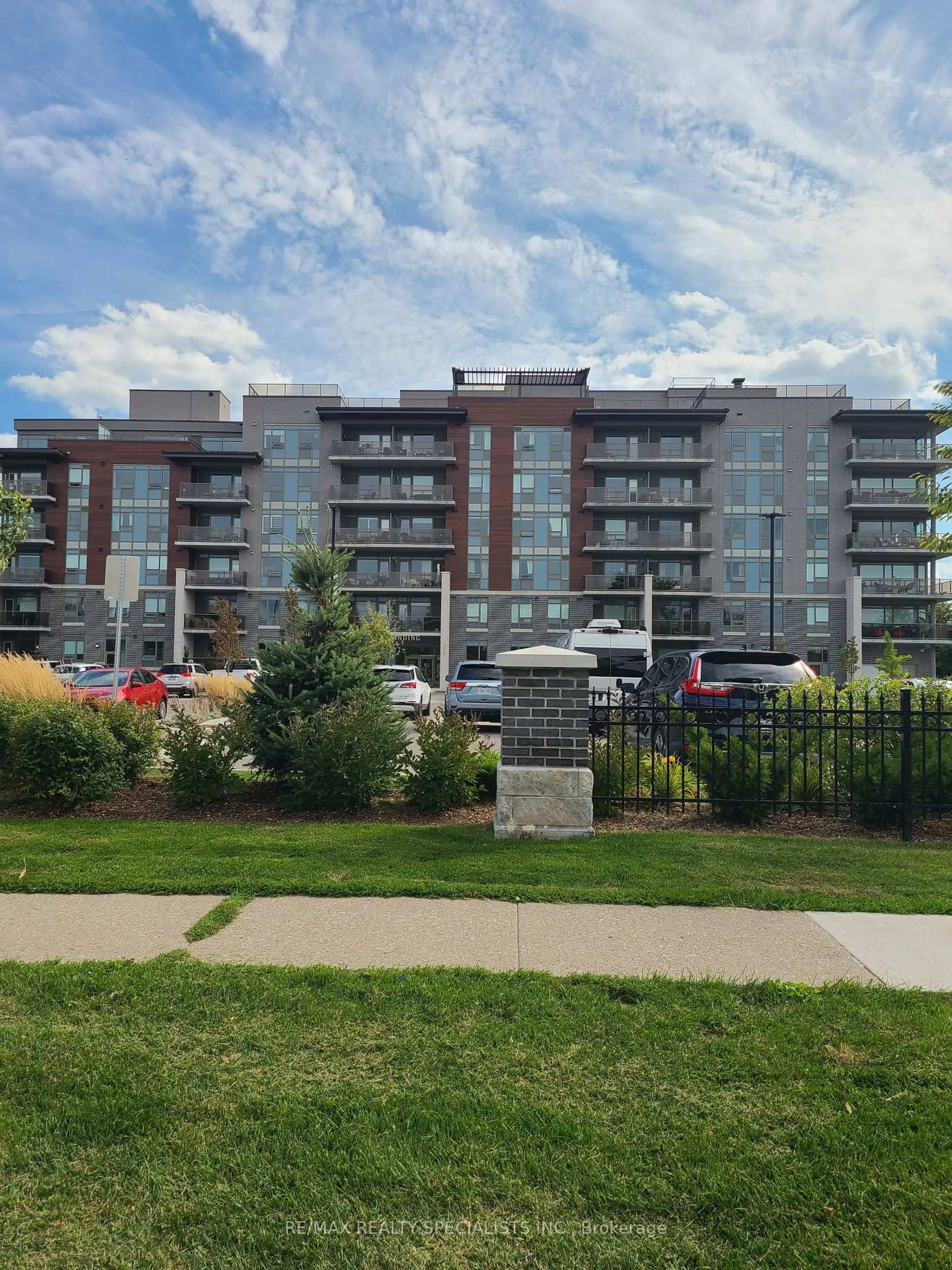 A pic from outside/outdoor area/front of a property/back of a property/a pic from drone, unknown for 34 Norman St #208, Brantford Ontario N3R 2Y1