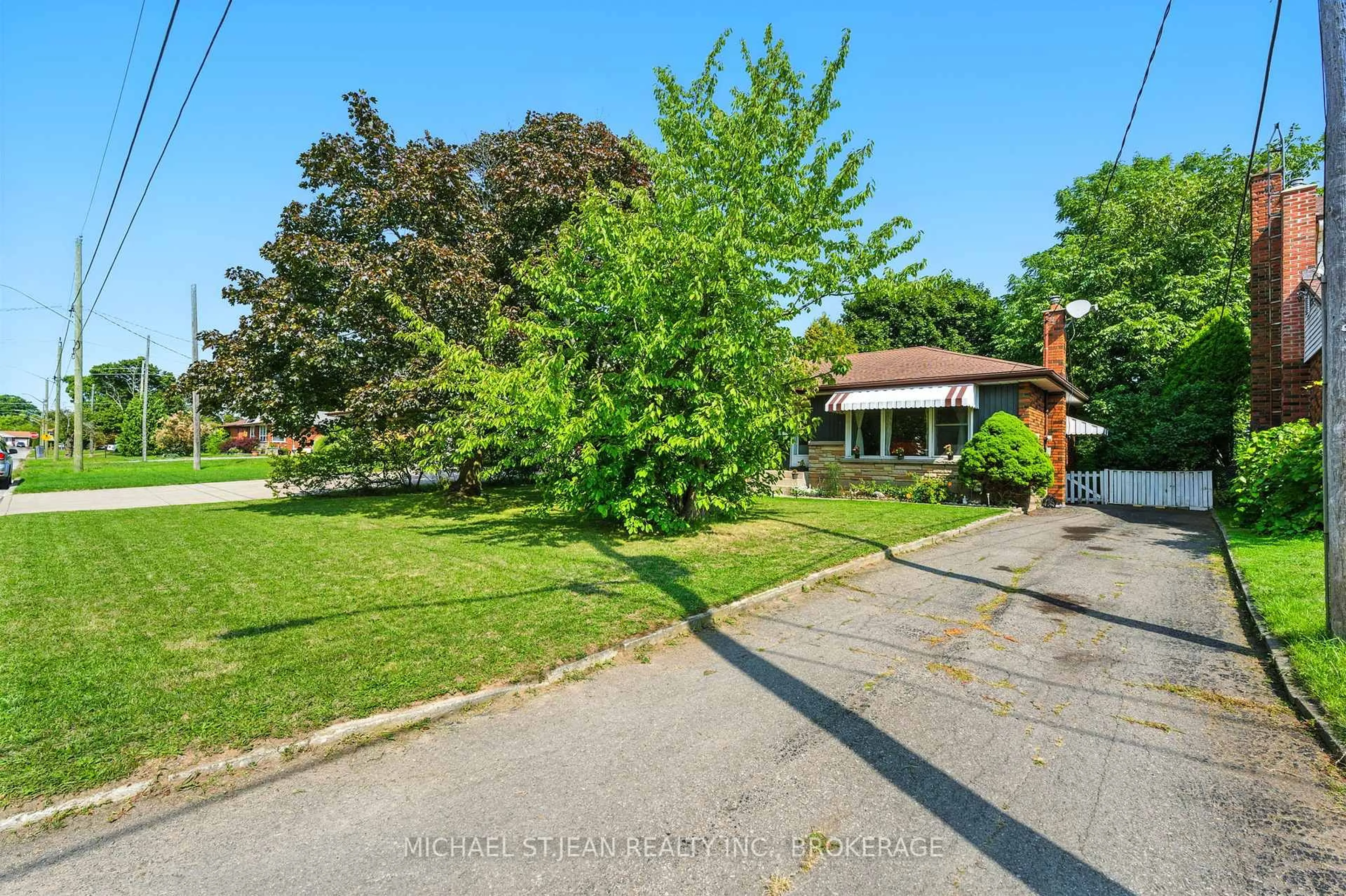 A pic from outside/outdoor area/front of a property/back of a property/a pic from drone, street for 3664 Arlington Ave, Niagara Falls Ontario L2J 2X2