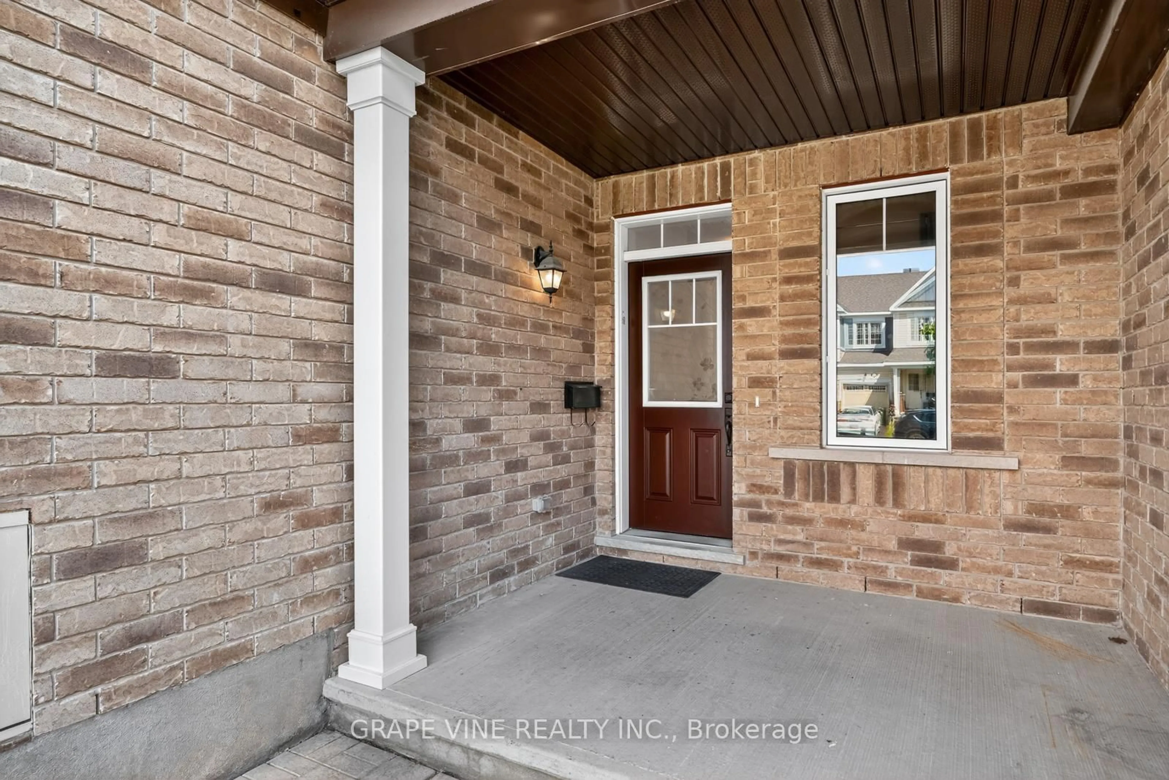 Indoor entryway for 317 Song Sparrow St, Ottawa Ontario K2J 0T5