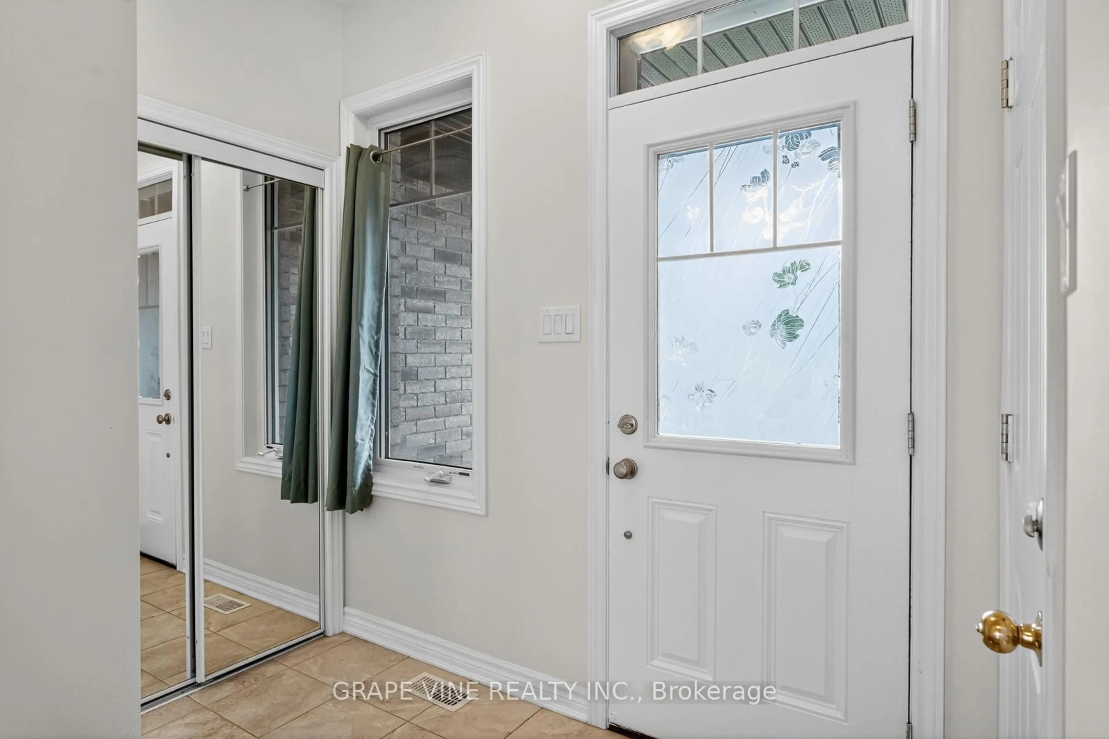 Indoor entryway for 317 Song Sparrow St, Ottawa Ontario K2J 0T5