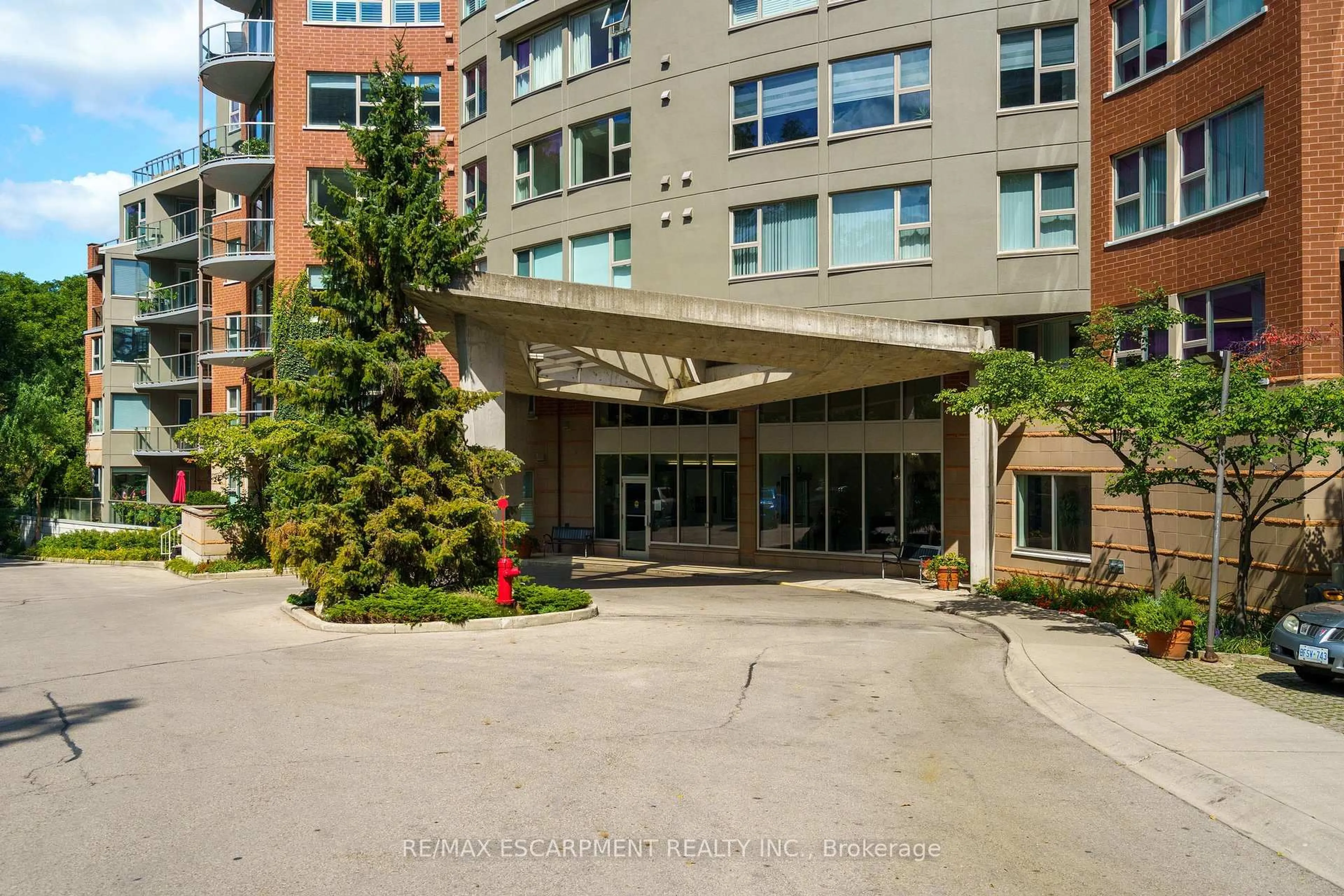 Indoor foyer for 77 Governors Rd #102, Hamilton Ontario L9H 7N8