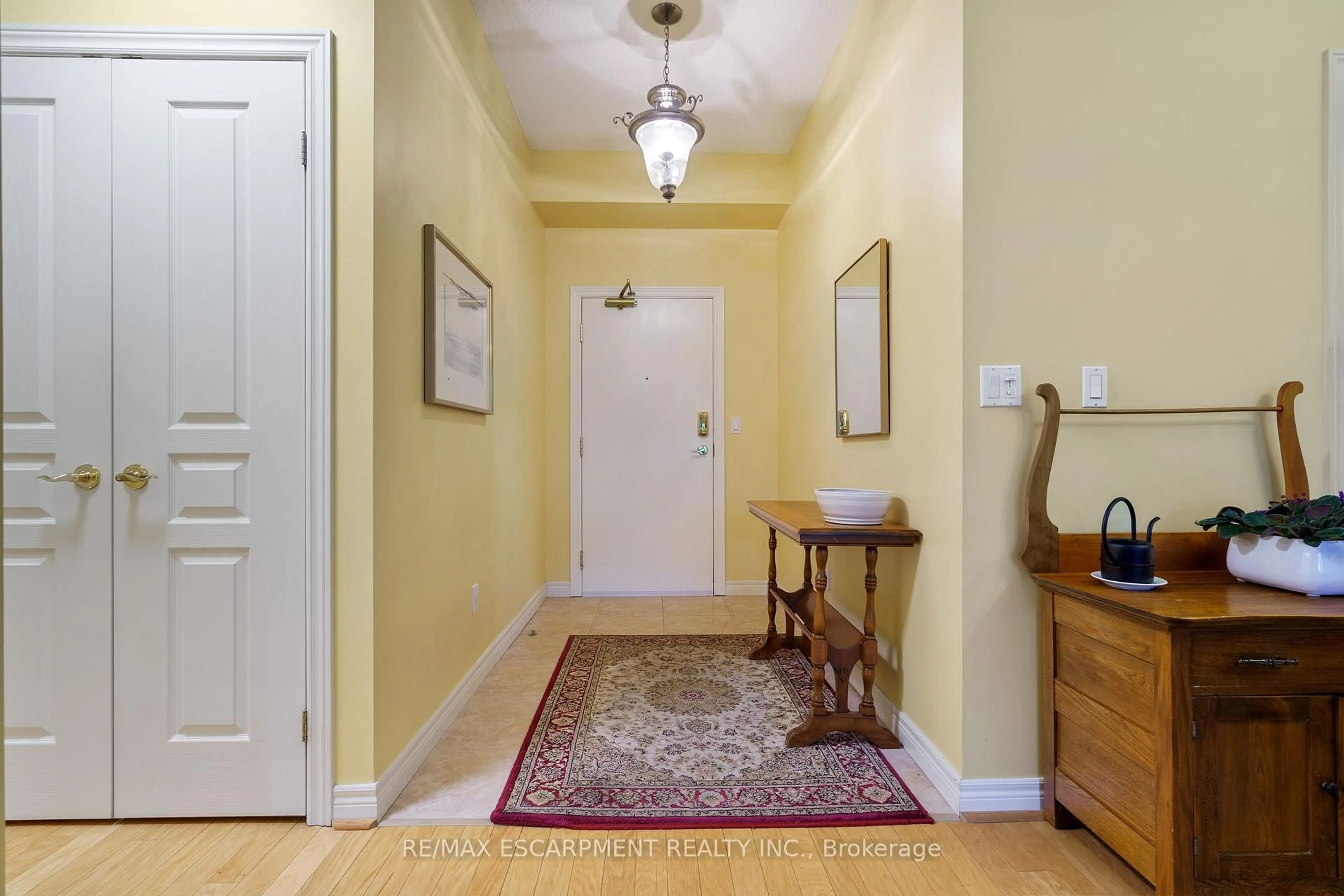 Indoor entryway for 77 Governors Rd #102, Hamilton Ontario L9H 7N8