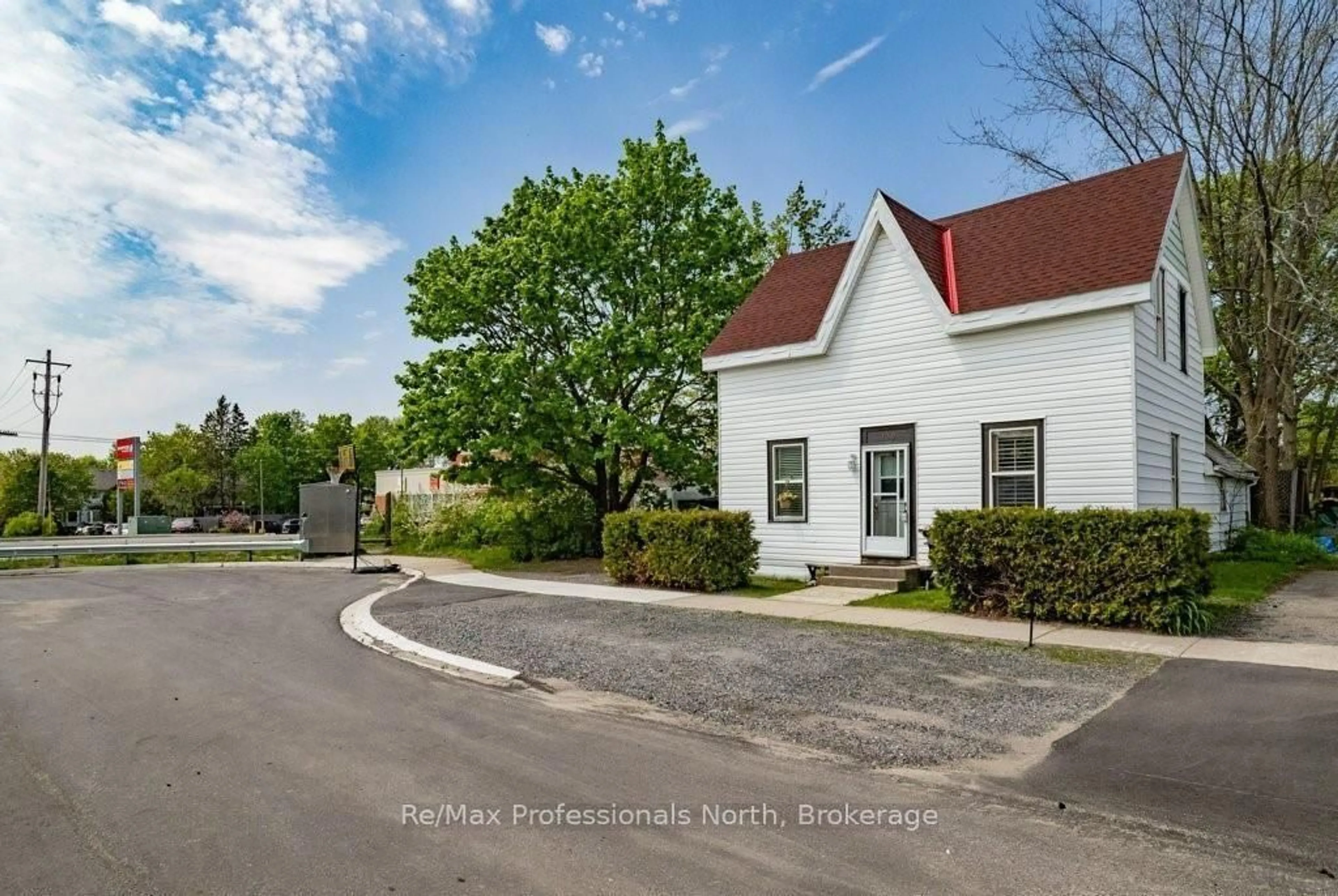A pic from outside/outdoor area/front of a property/back of a property/a pic from drone, street for 120 DAVID St, Gravenhurst Ontario P1P 1J5