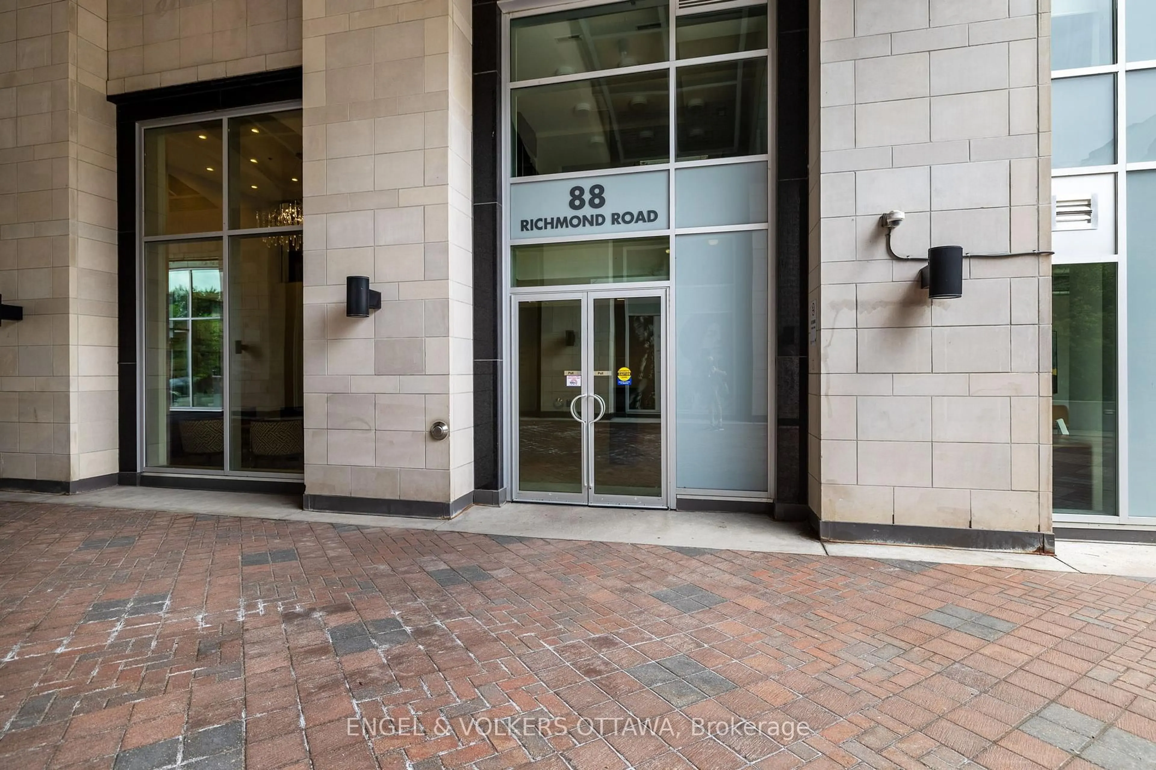 Indoor foyer for 88 Richmond Rd #708, Ottawa Ontario K1Z 0B1