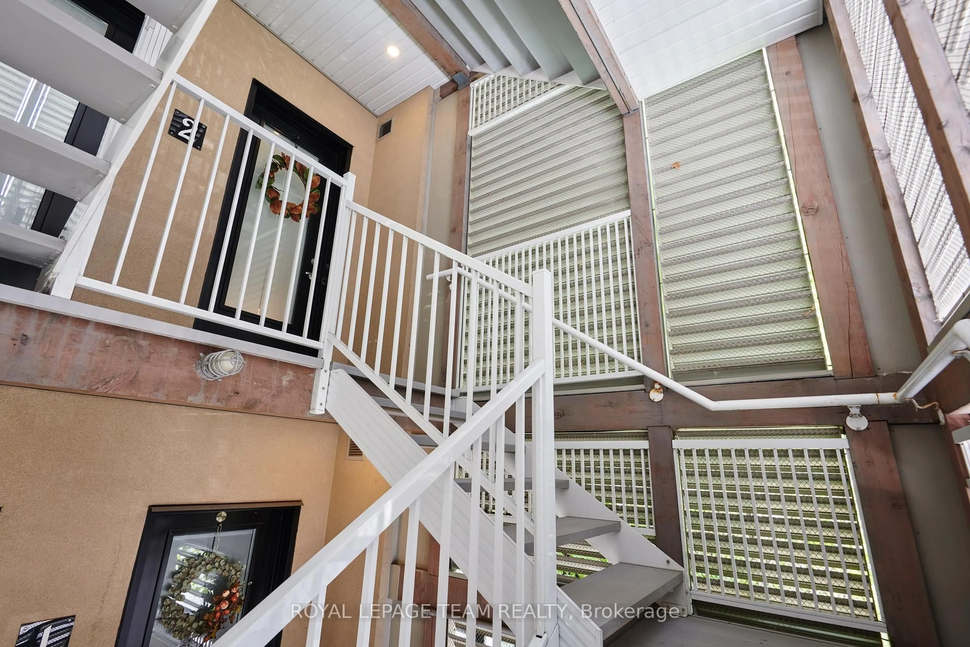 Indoor foyer for 515 Gladstone Ave #3, Ottawa Ontario K1R 5N9