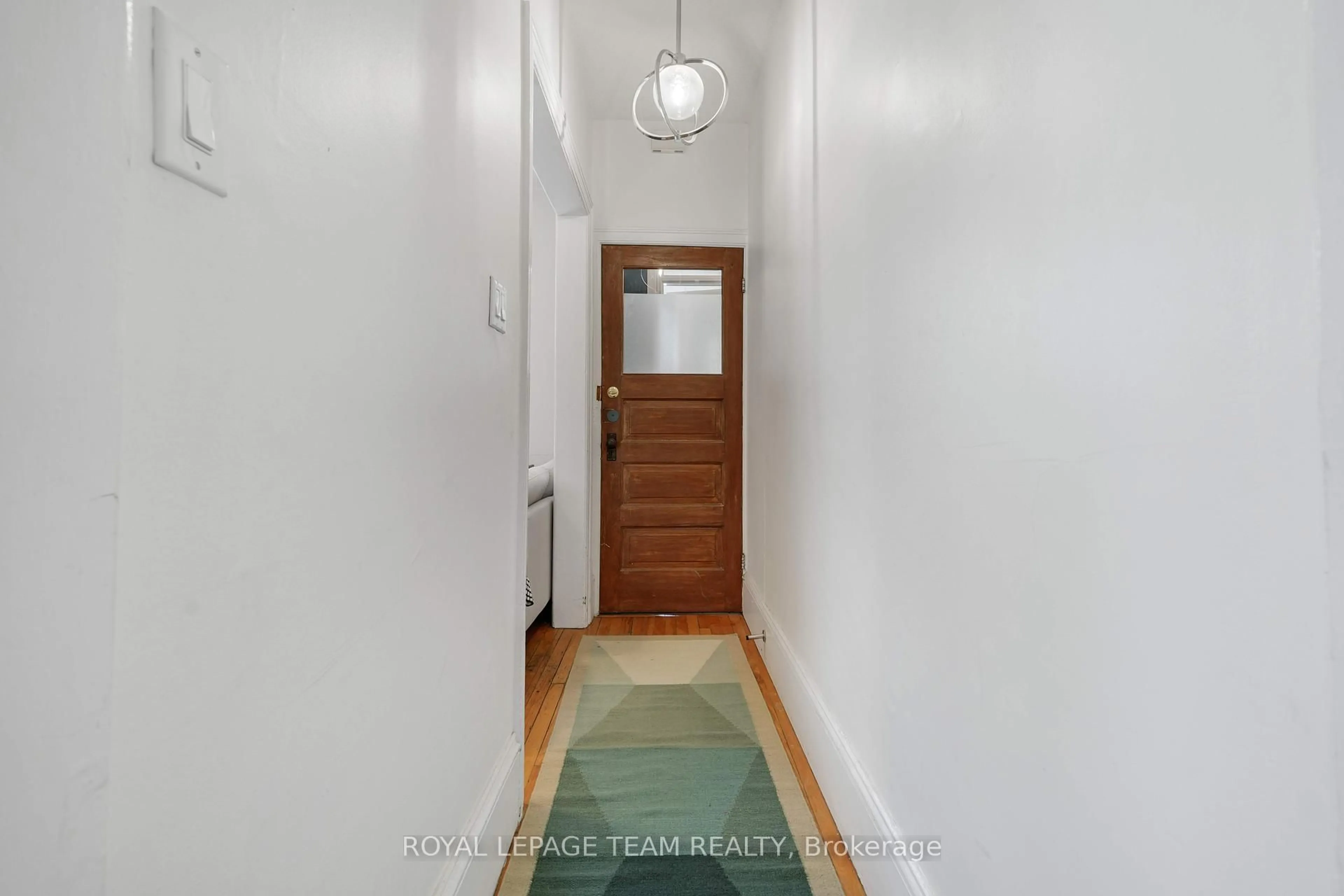 Indoor entryway for 166 Fifth Ave, Ottawa Ontario K1S 2M9