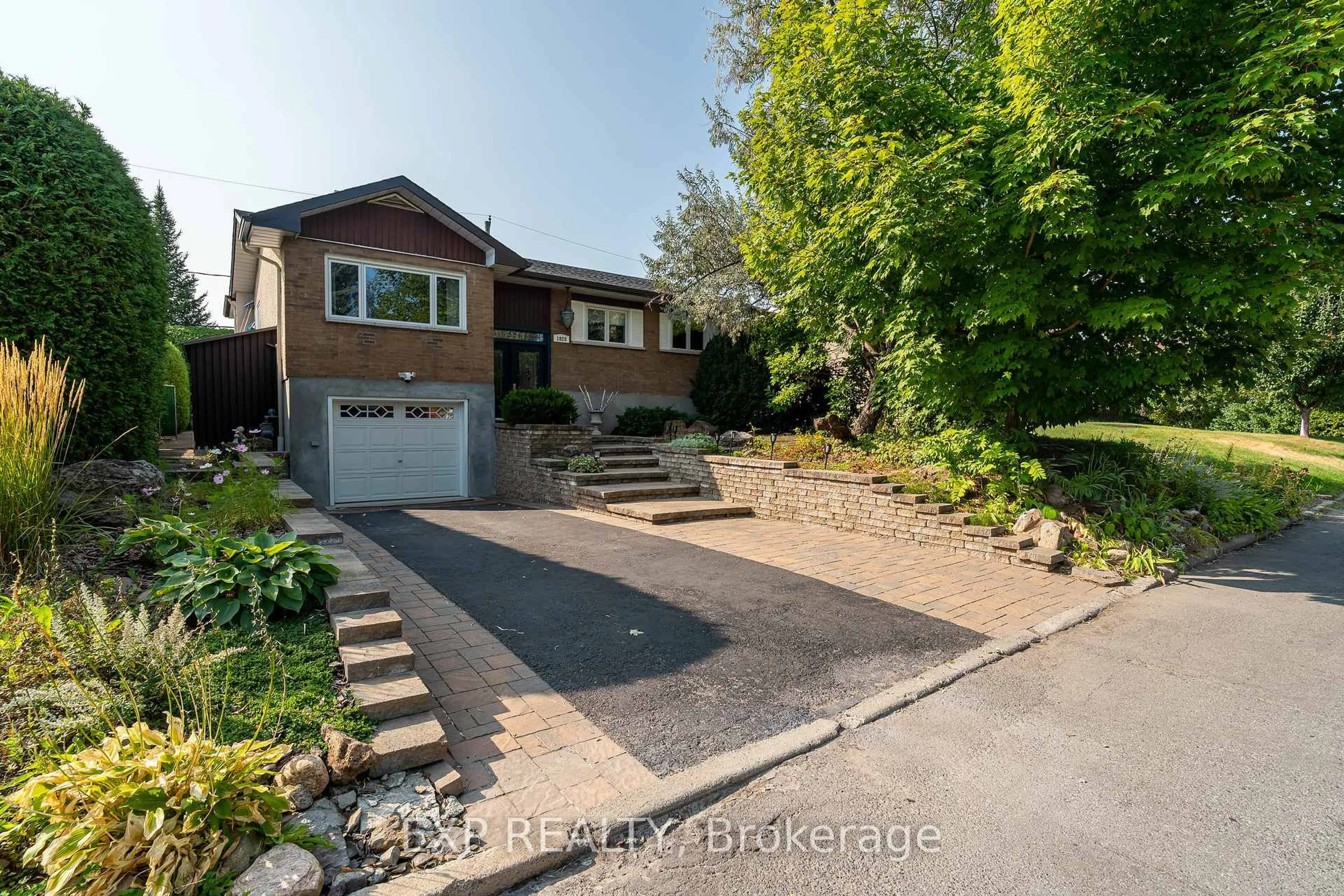 A pic from outside/outdoor area/front of a property/back of a property/a pic from drone, street for 1828 Lorraine Ave, Ottawa Ontario K1H 6Z8