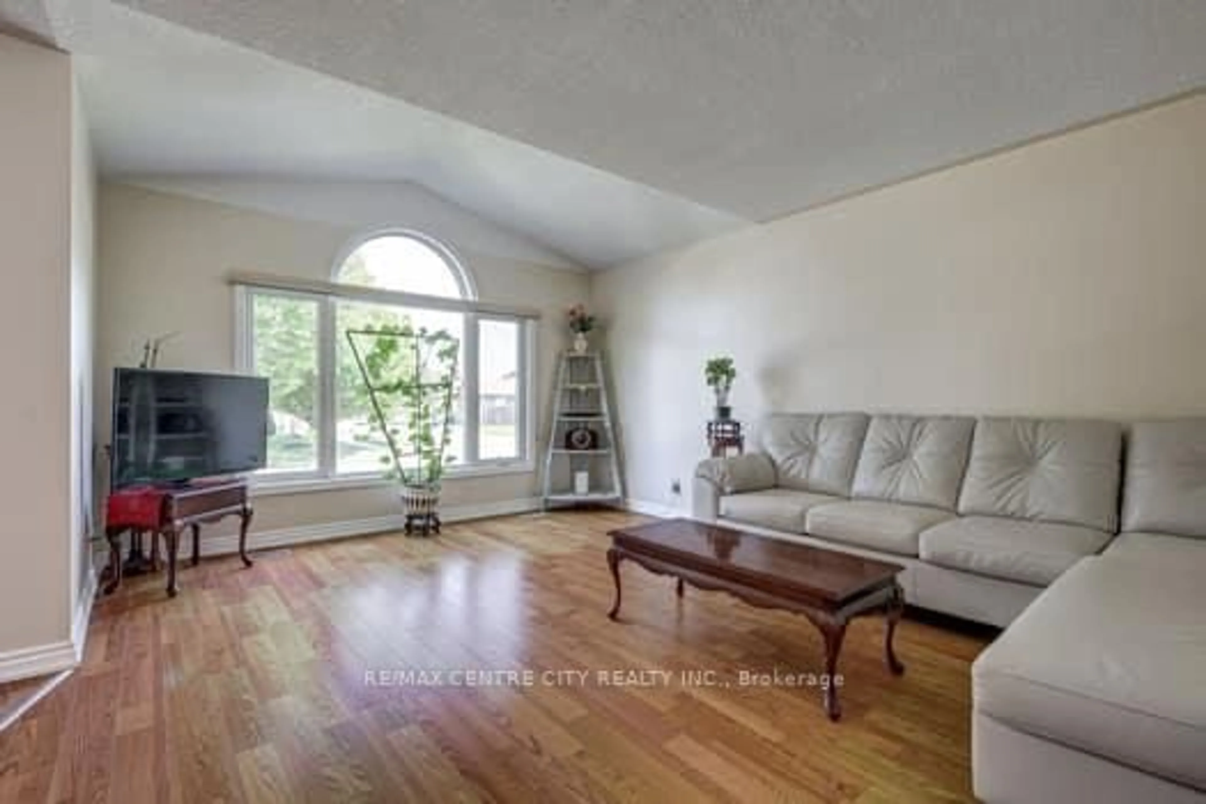 Living room with furniture, unknown for 26 Sifton Dr, St. Thomas Ontario N5R 6C7