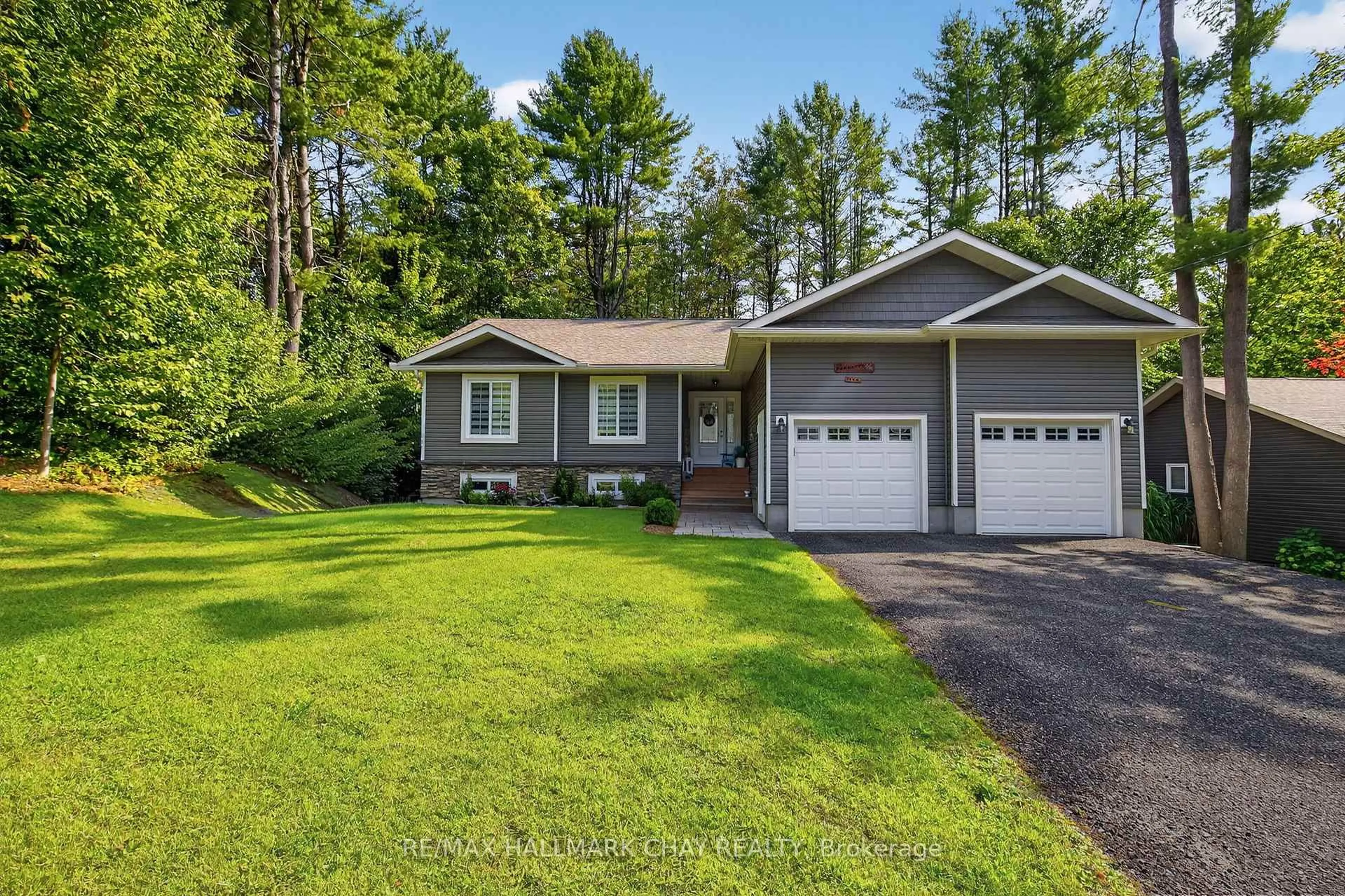 Home with vinyl exterior material, unknown for 202 Vel-Dor Cres, Bracebridge Ontario P1L 1J4