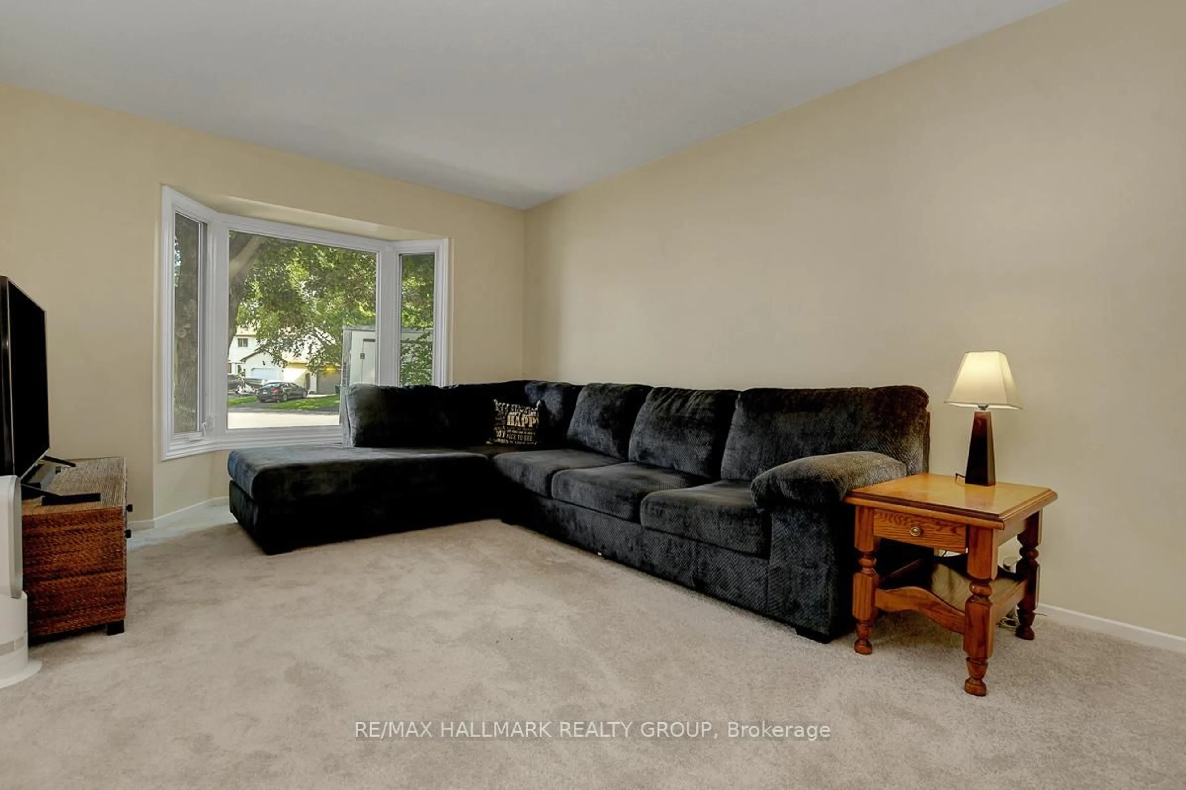 Living room with furniture, carpet floor for 44 Turret Crt, Ottawa Ontario K2L 2L1