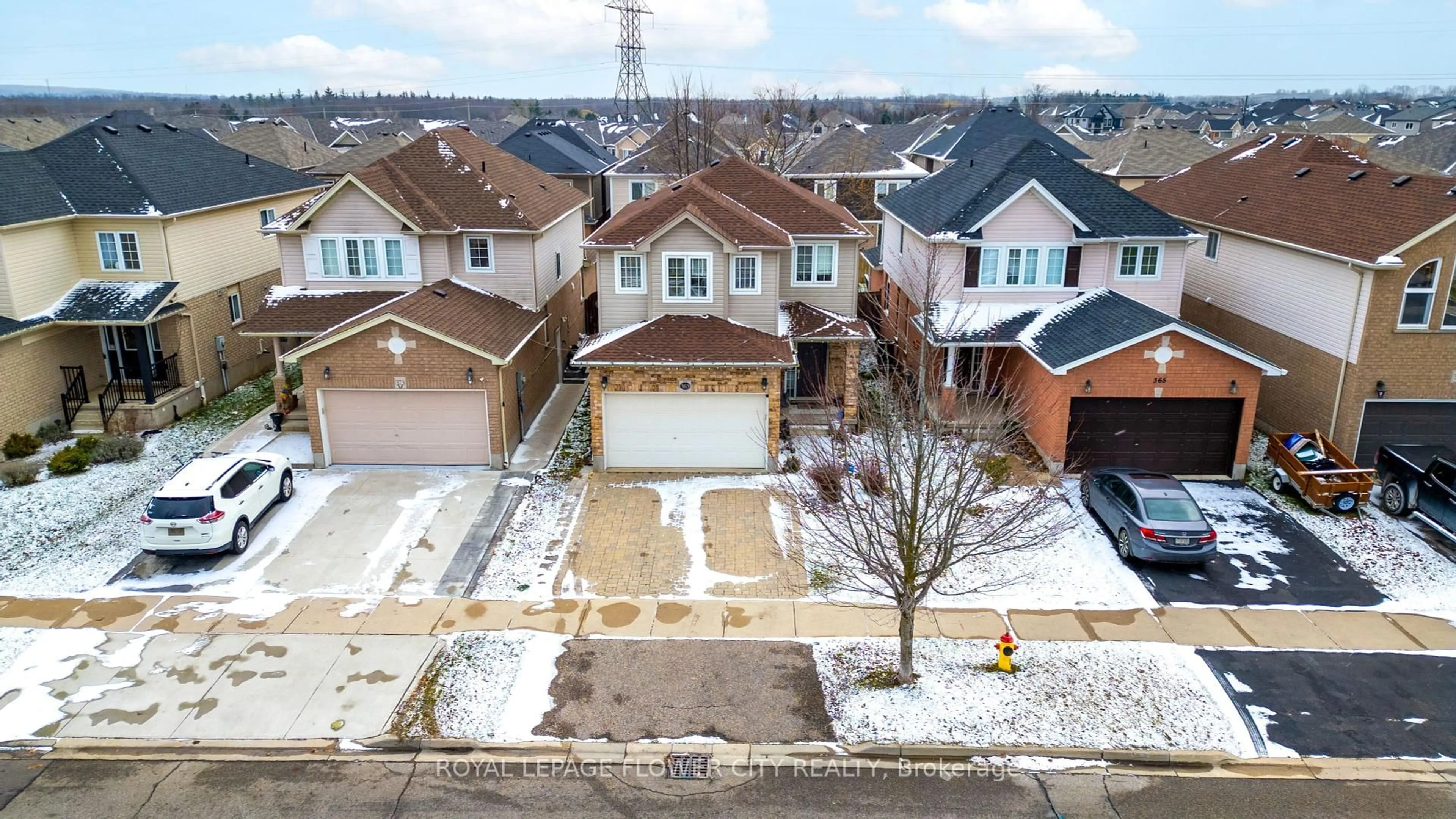 A pic from outside/outdoor area/front of a property/back of a property/a pic from drone, street for 369 Thomas Slee Dr, Kitchener Ontario N2P 2X5