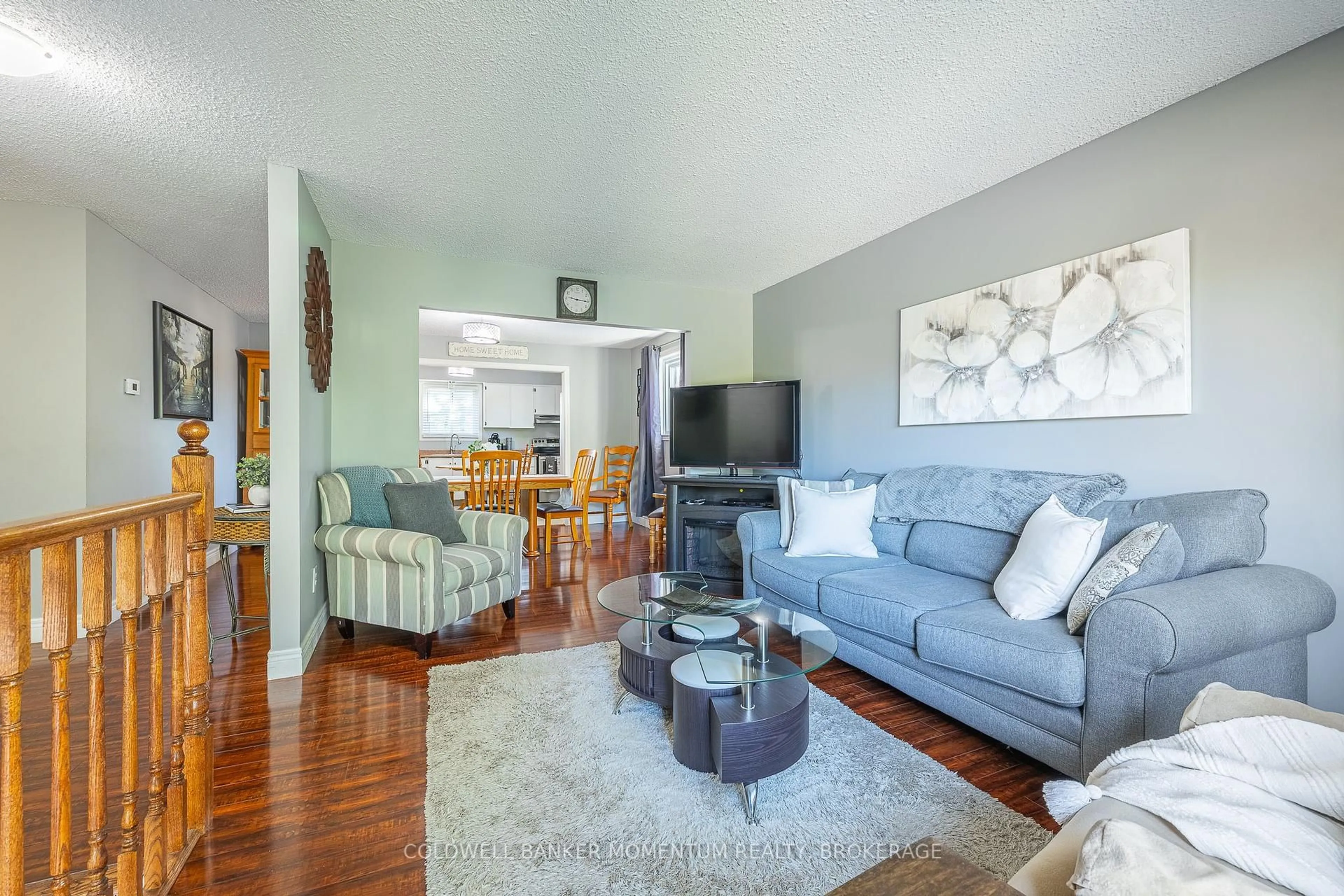 Living room with furniture, wood/laminate floor for 92 Commerford St, Thorold Ontario L2V 4R2